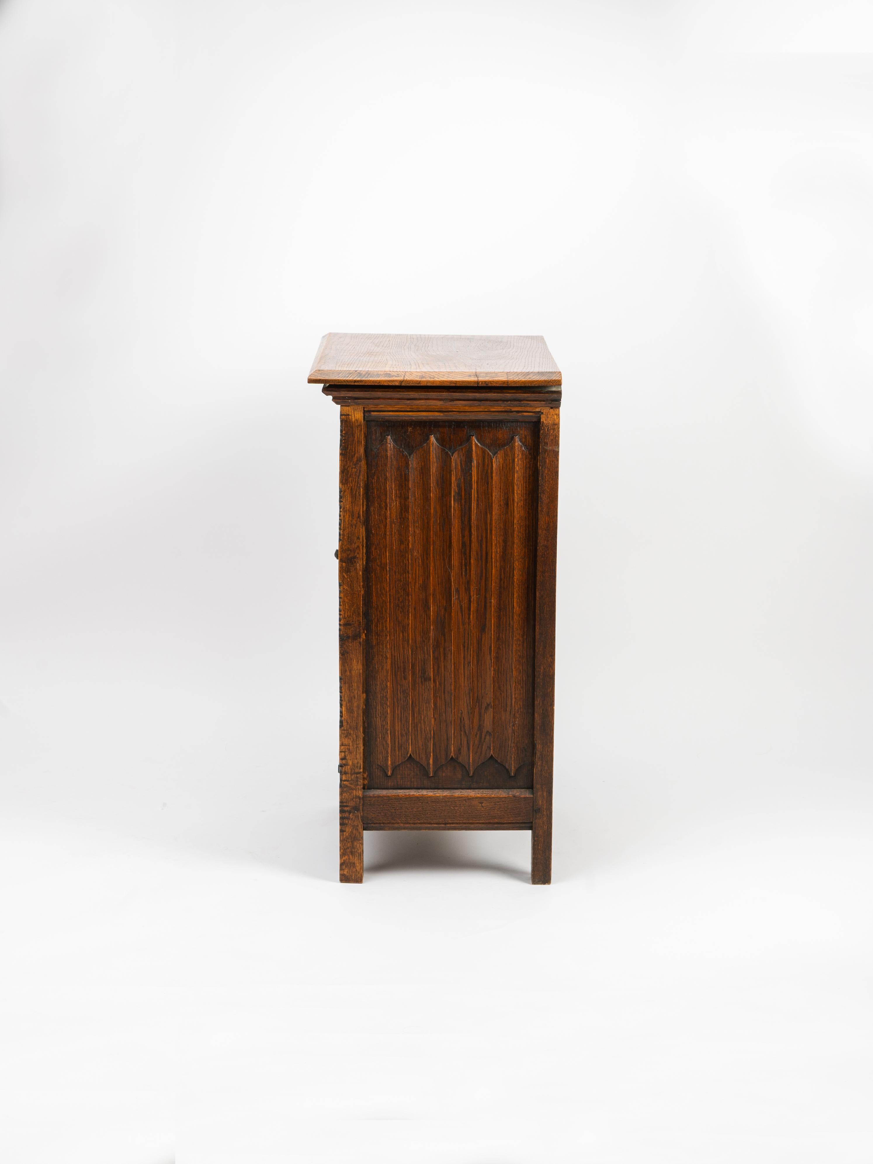 Gothic Revival Carved Oak Reliquary Side Table Nightstand In Good Condition For Sale In Fort Collins, CO