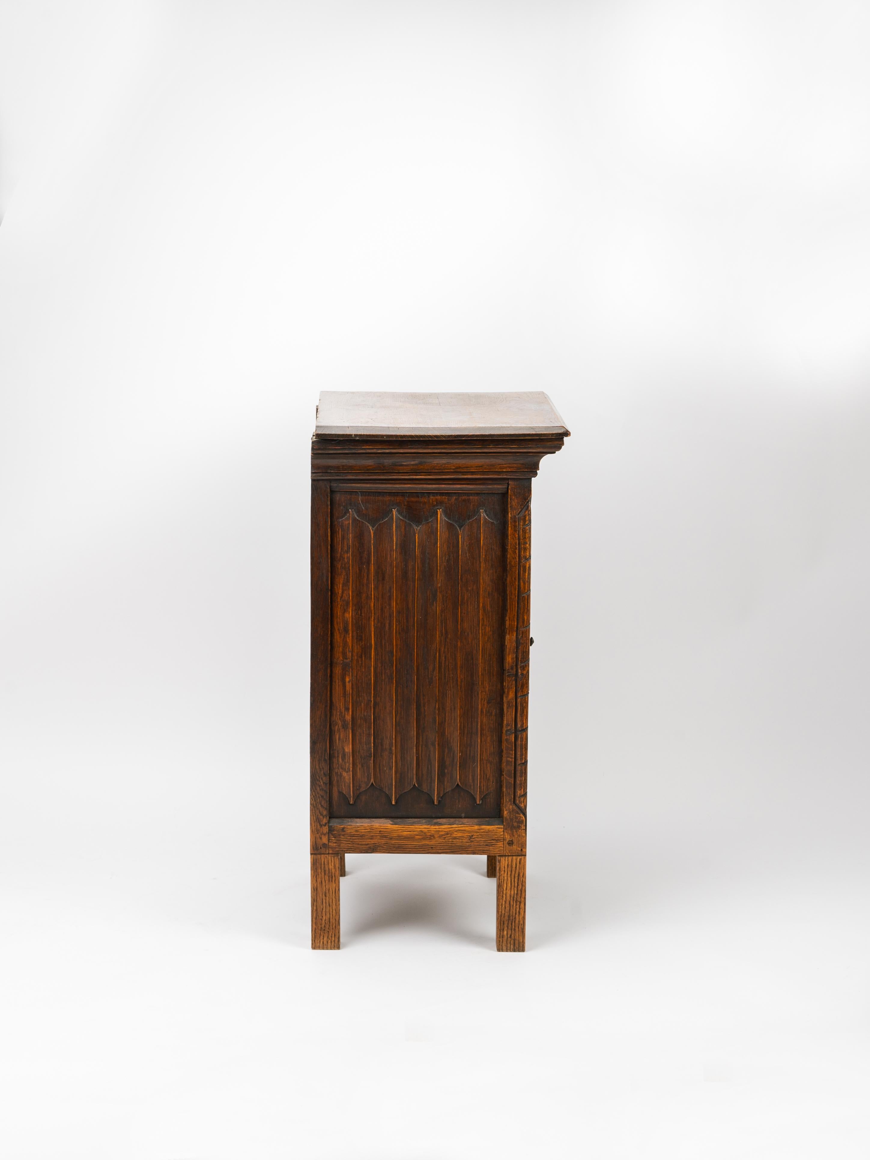 Gothic Revival Carved Oak Reliquary Side Table Nightstand In Good Condition For Sale In Fort Collins, CO