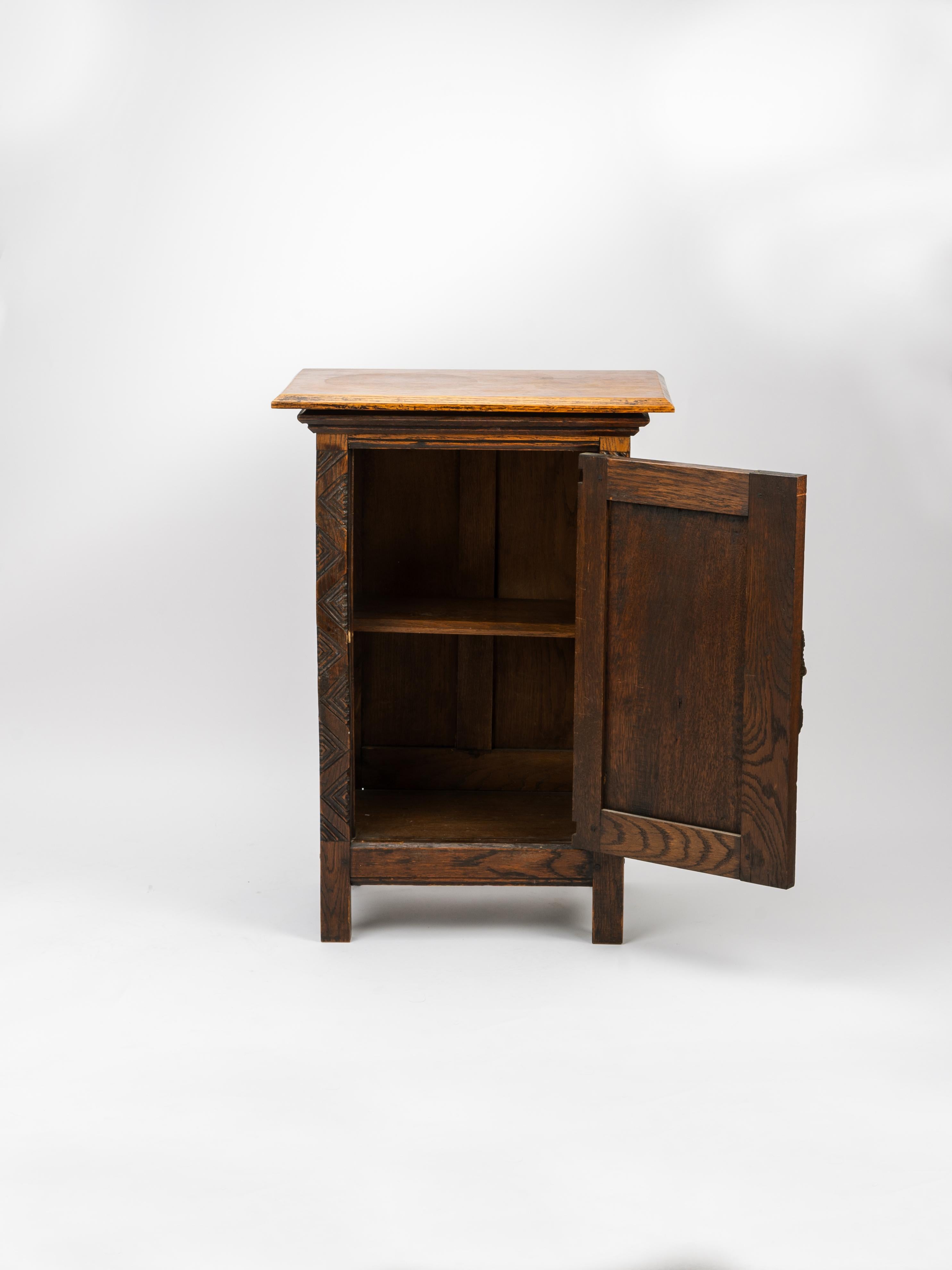 Gothic Revival Carved Oak Reliquary Side Table Nightstand For Sale 1