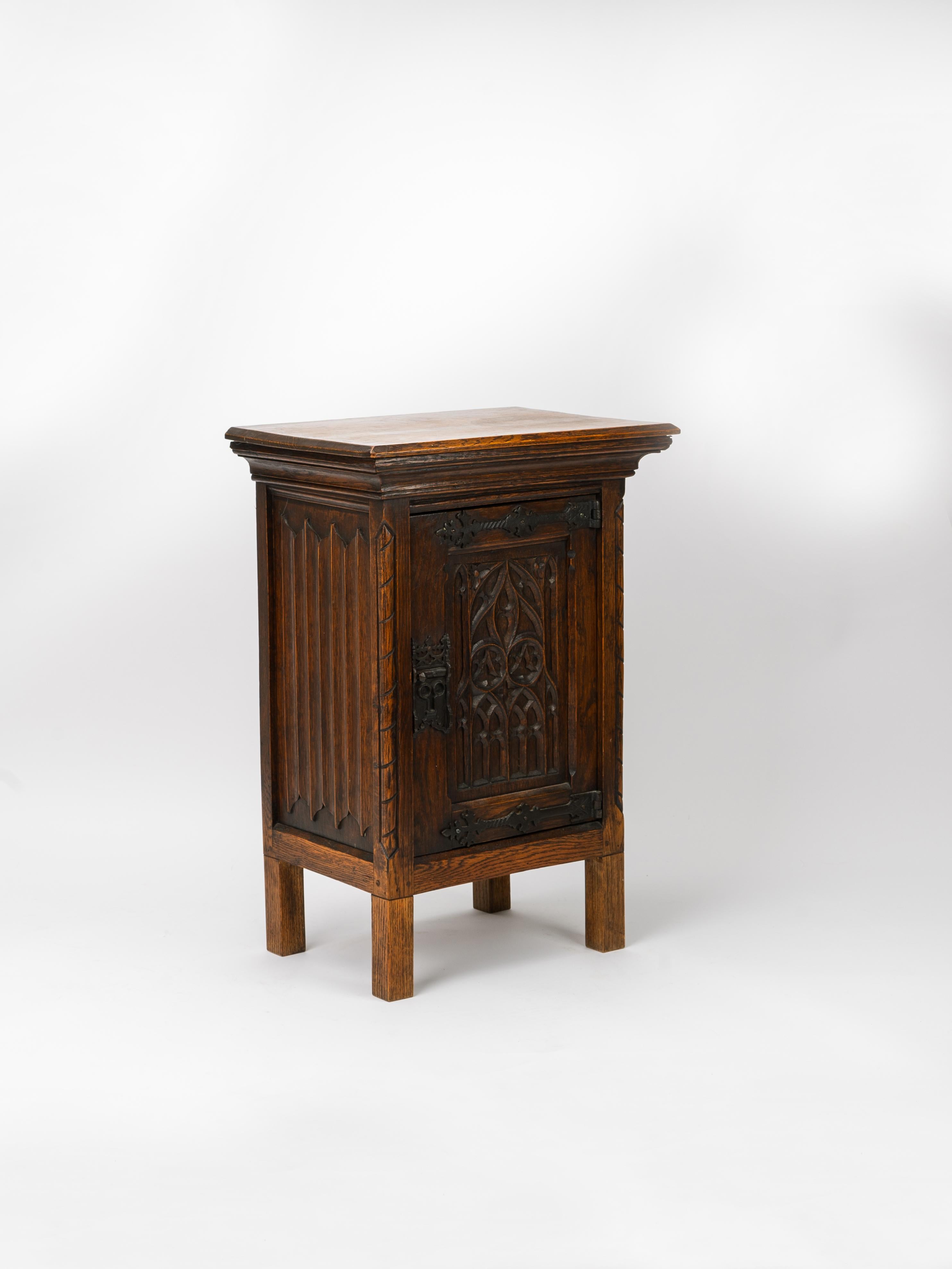 Gothic Revival Carved Oak Reliquary Side Table Nightstand For Sale 1
