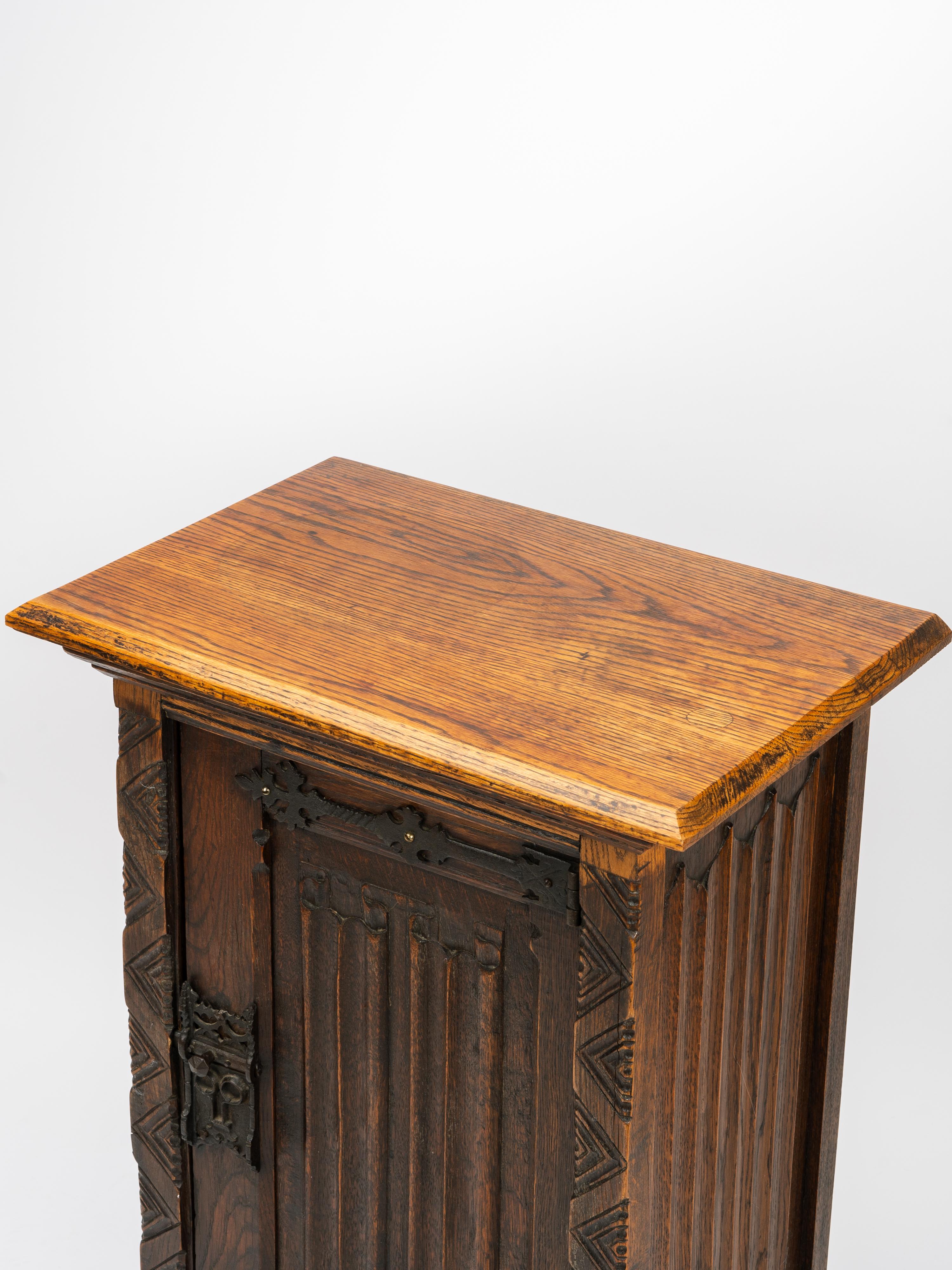 Gothic Revival Carved Oak Reliquary Side Table Nightstand For Sale 2