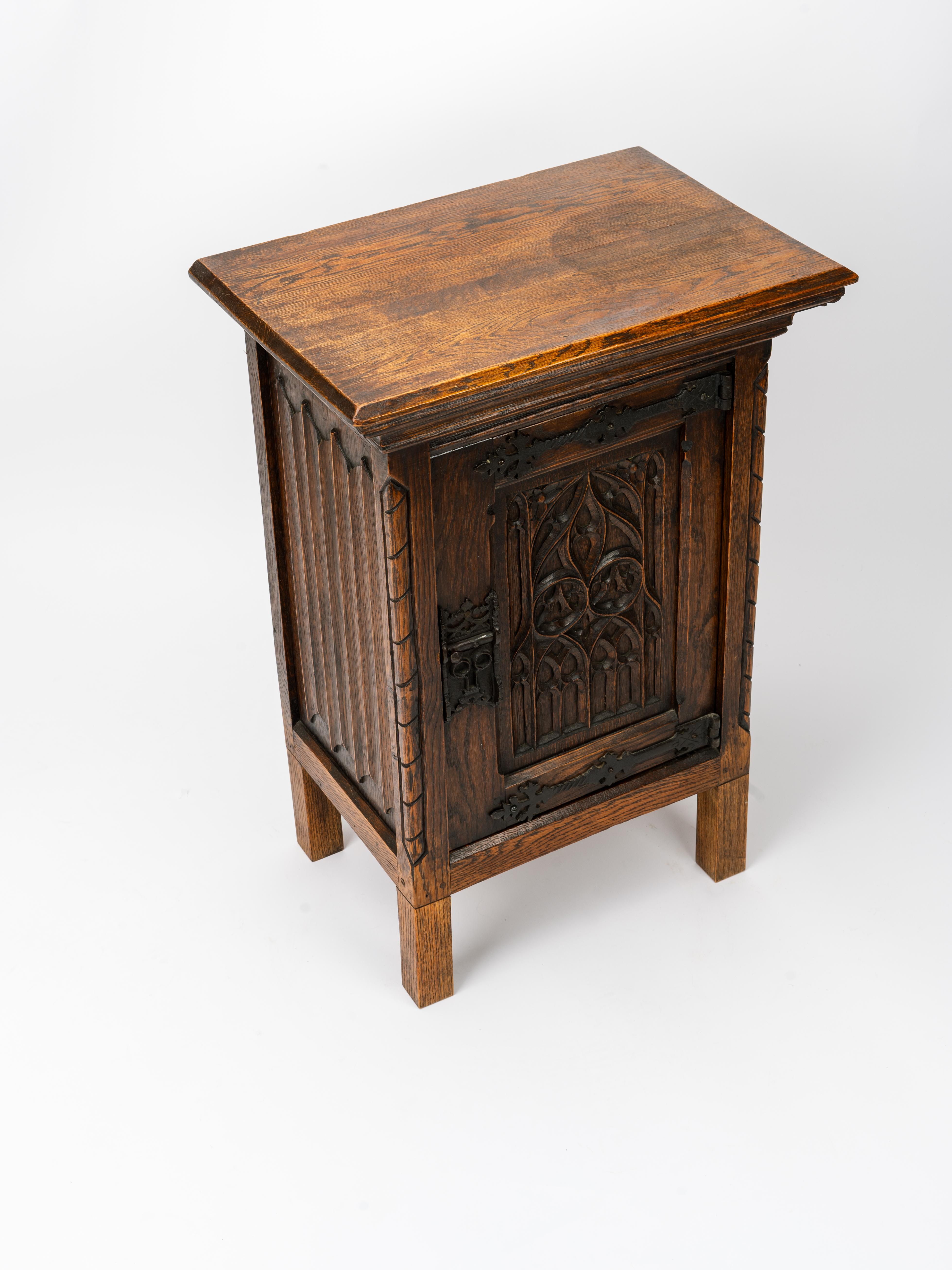 Gothic Revival Carved Oak Reliquary Side Table Nightstand For Sale 2