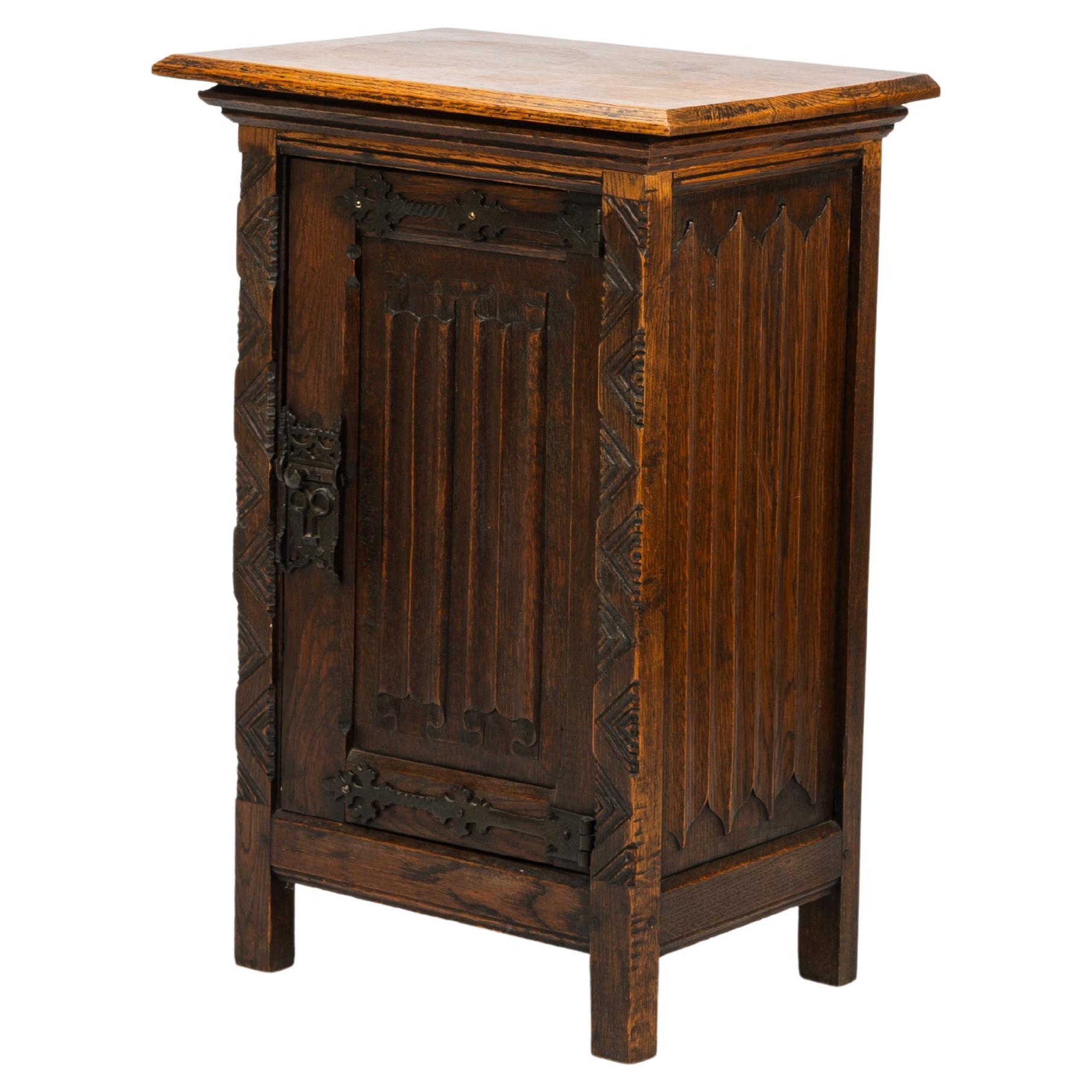 Reliquary-Beistelltisch aus geschnitzter Eiche im gotischen Revival-Stil, Nachttisch