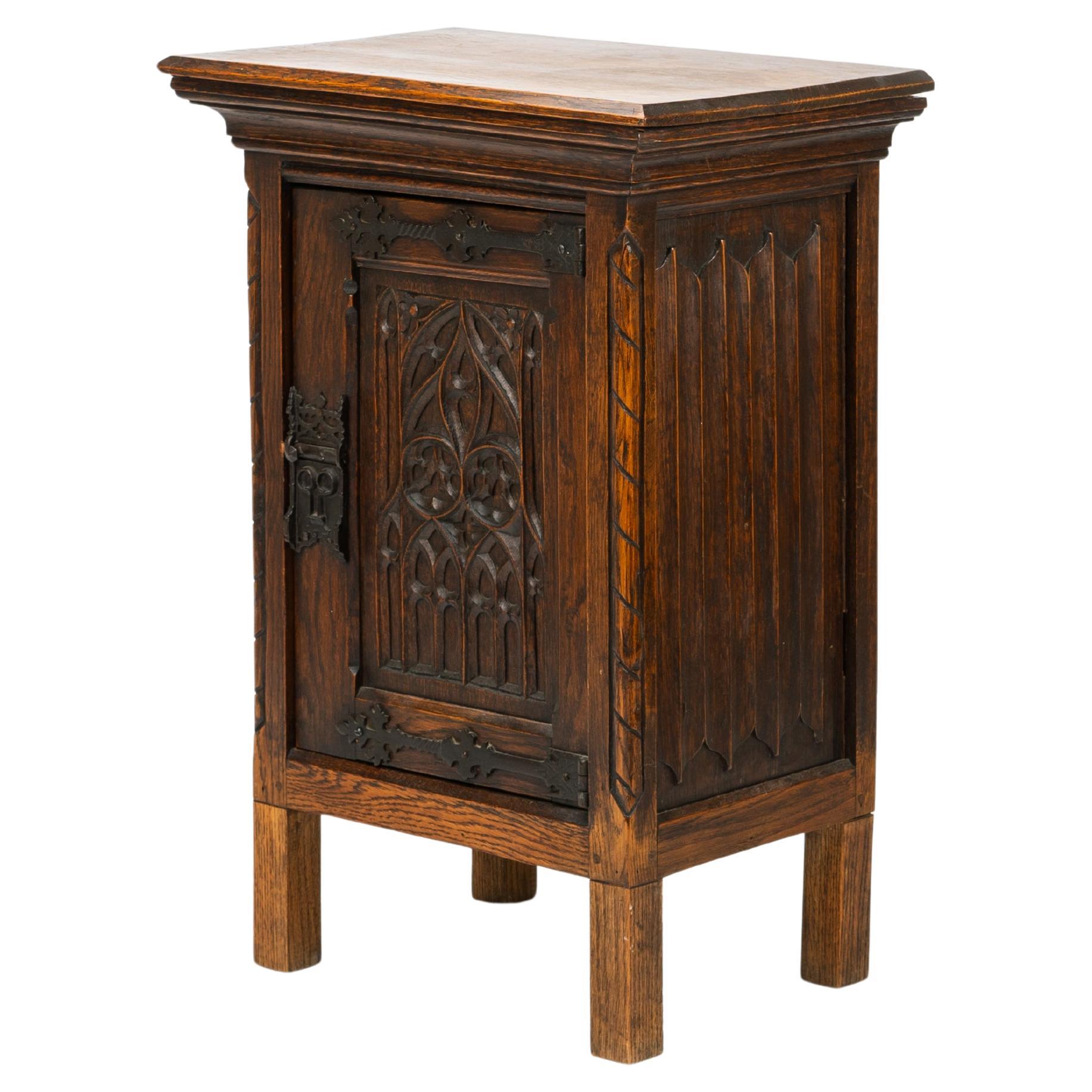 Reliquary-Beistelltisch aus geschnitzter Eiche im gotischen Revival-Stil, Nachttisch