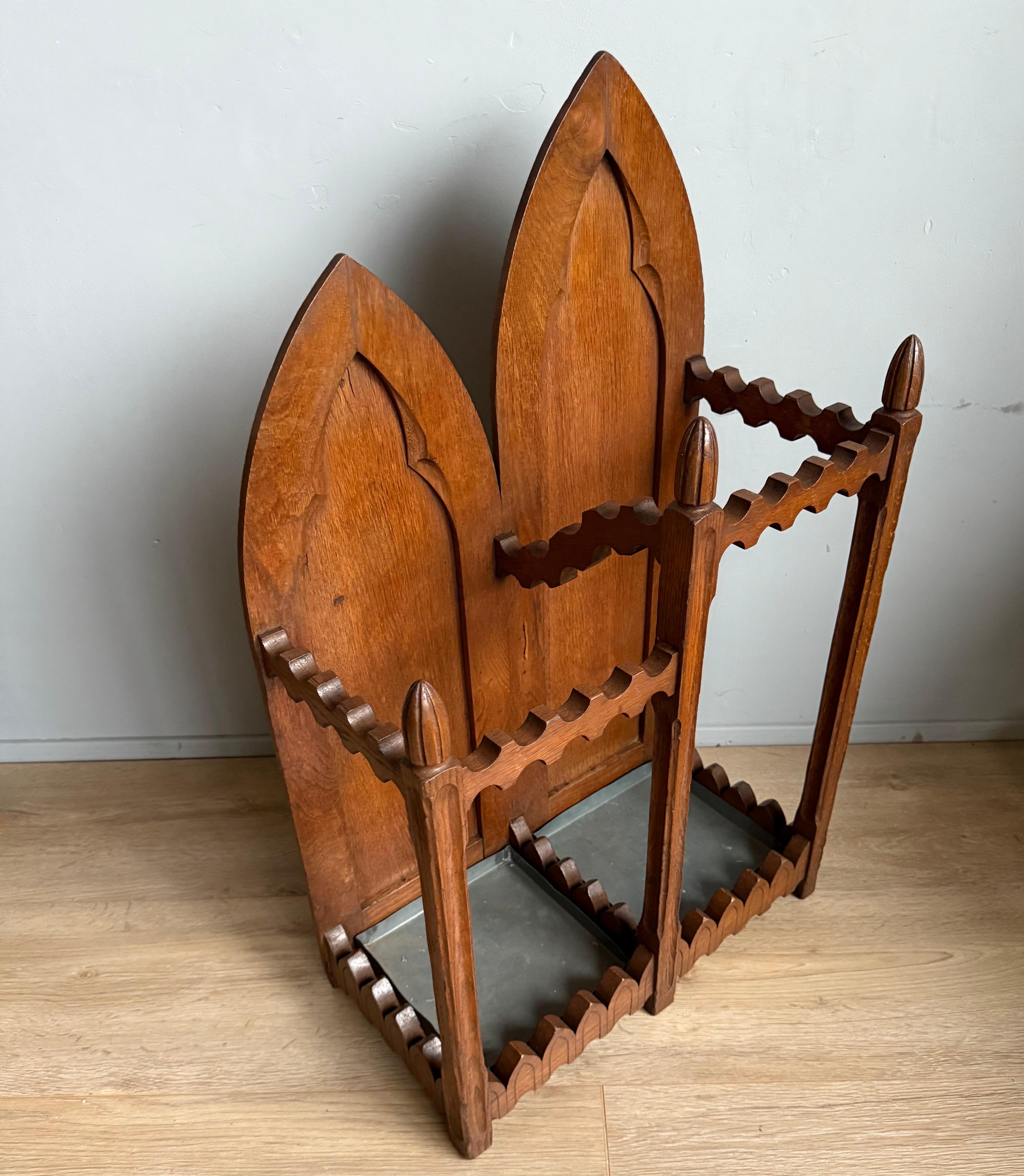 Stand Umbrella en Oak Oak sculpté de style Revive avec rail sculpté et réservoirs en zinc en vente 5