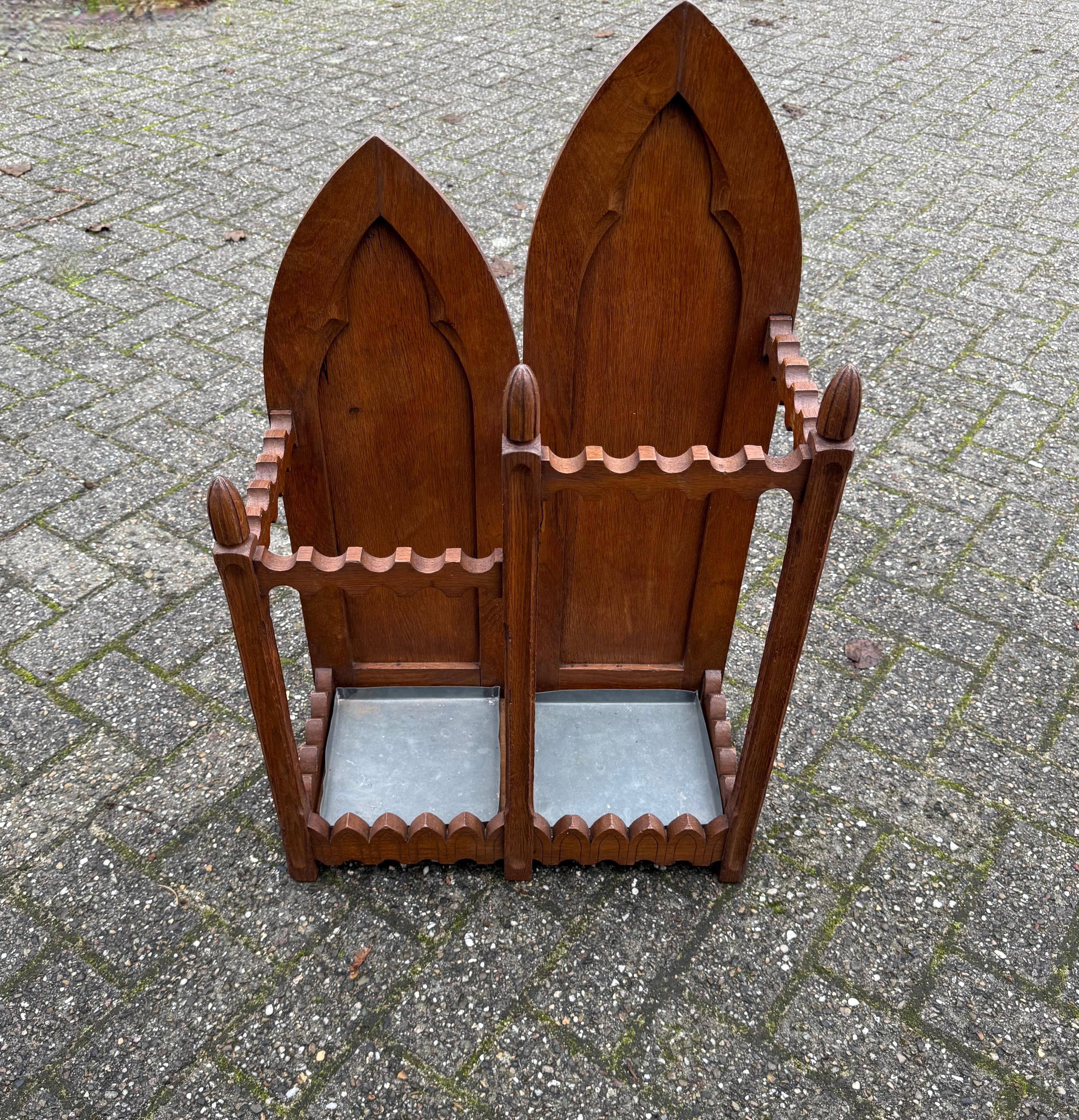 Stand Umbrella en Oak Oak sculpté de style Revive avec rail sculpté et réservoirs en zinc en vente 6