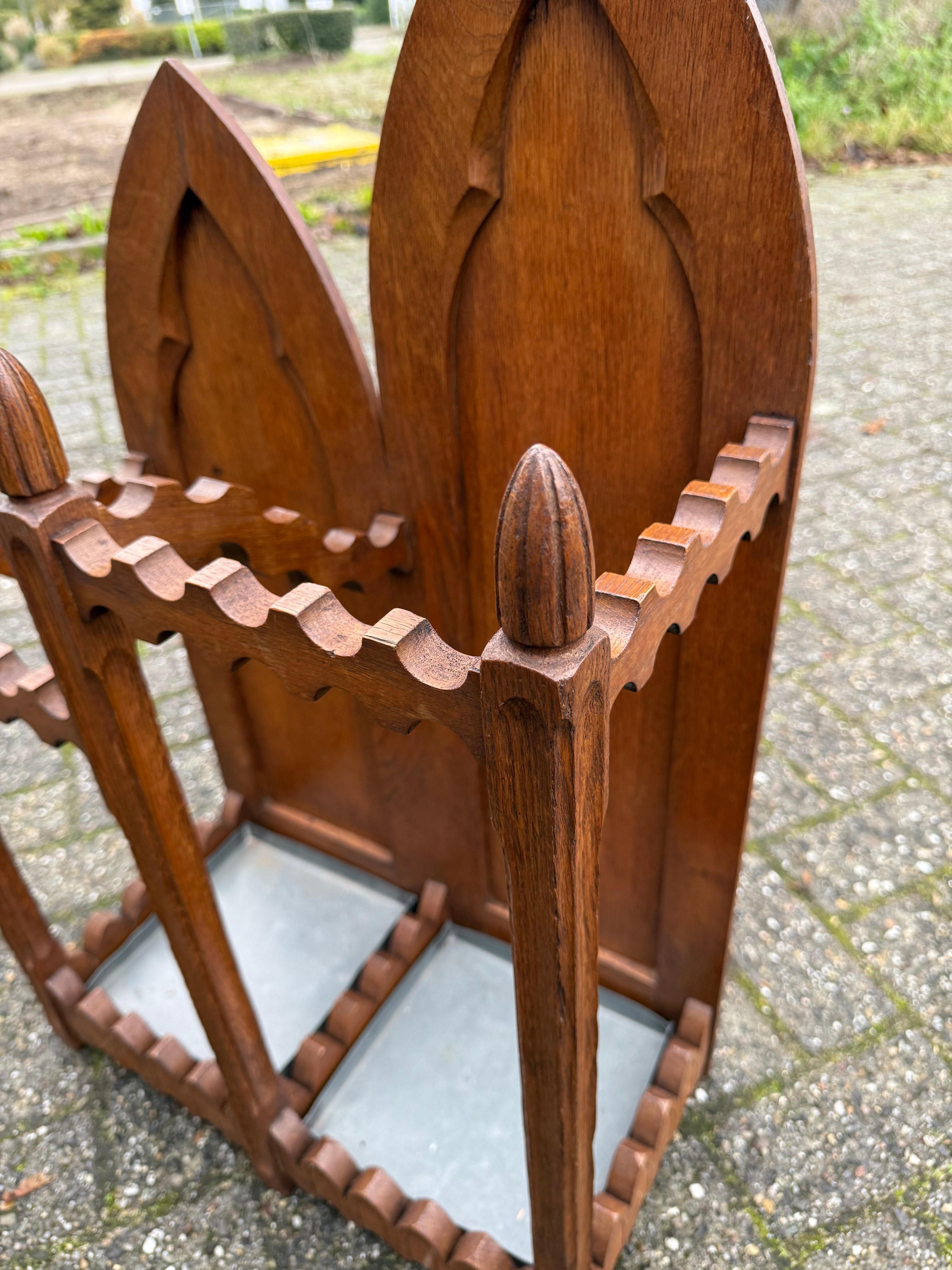 Stand Umbrella en Oak Oak sculpté de style Revive avec rail sculpté et réservoirs en zinc en vente 7