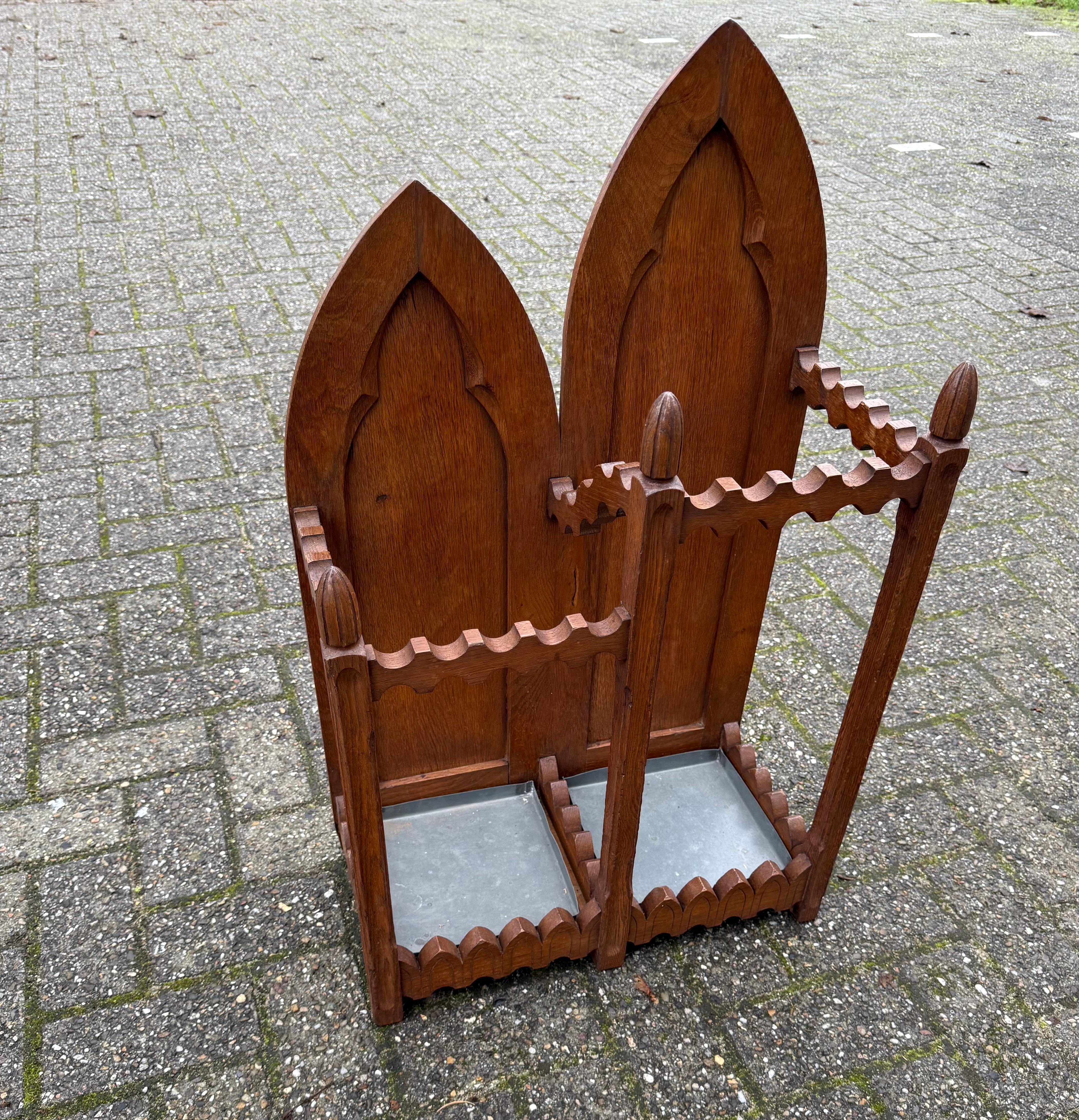 Stand Umbrella en Oak Oak sculpté de style Revive avec rail sculpté et réservoirs en zinc en vente 8