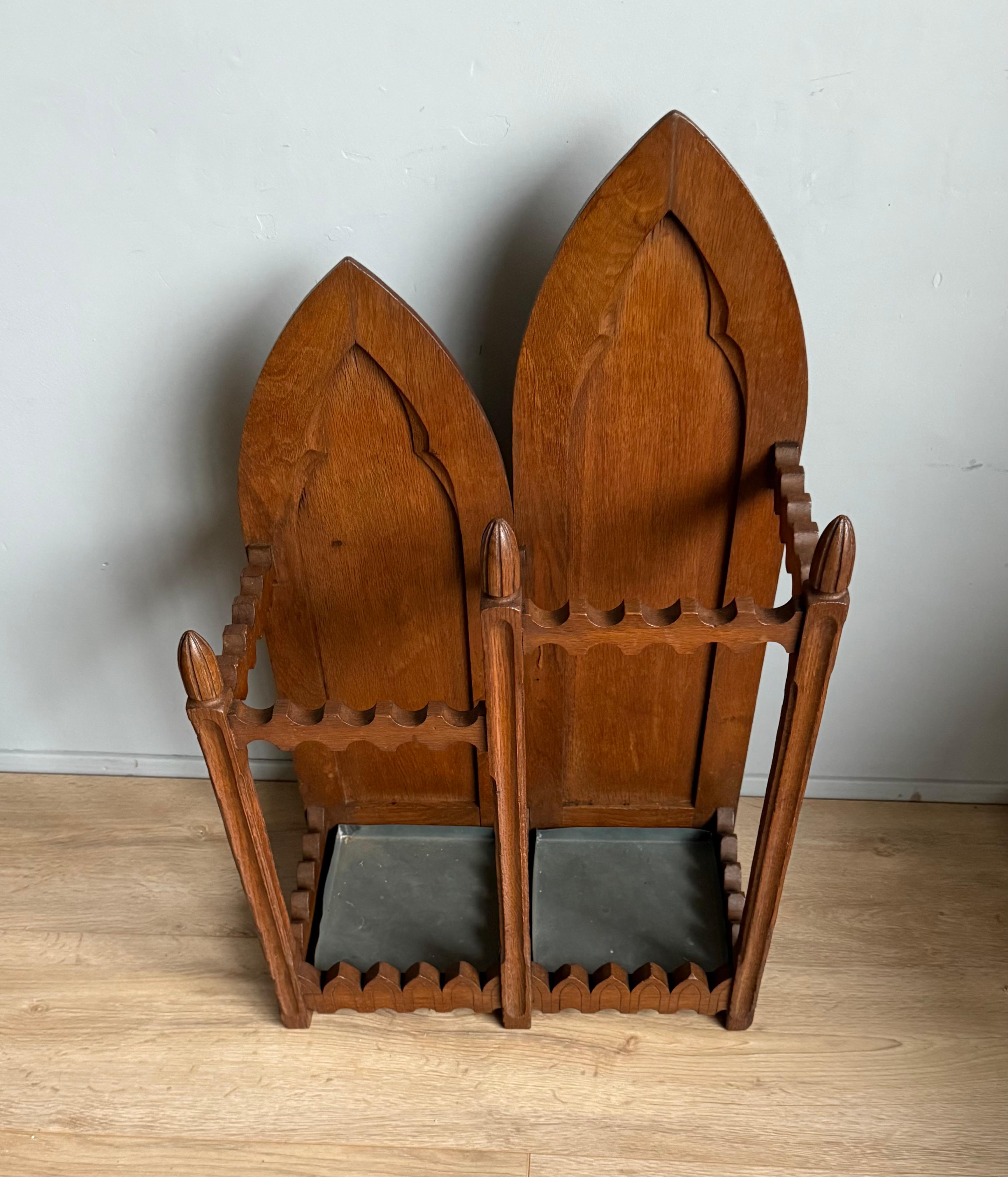 Merveilleux accroche-regard gothique pour rentrer à la maison, support de parapluie ou de bâton.

Si la première impression compte, vous ne pouvez pas vous tromper en plaçant ce stand néo-gothique dans votre entrée. Non seulement il est rare et