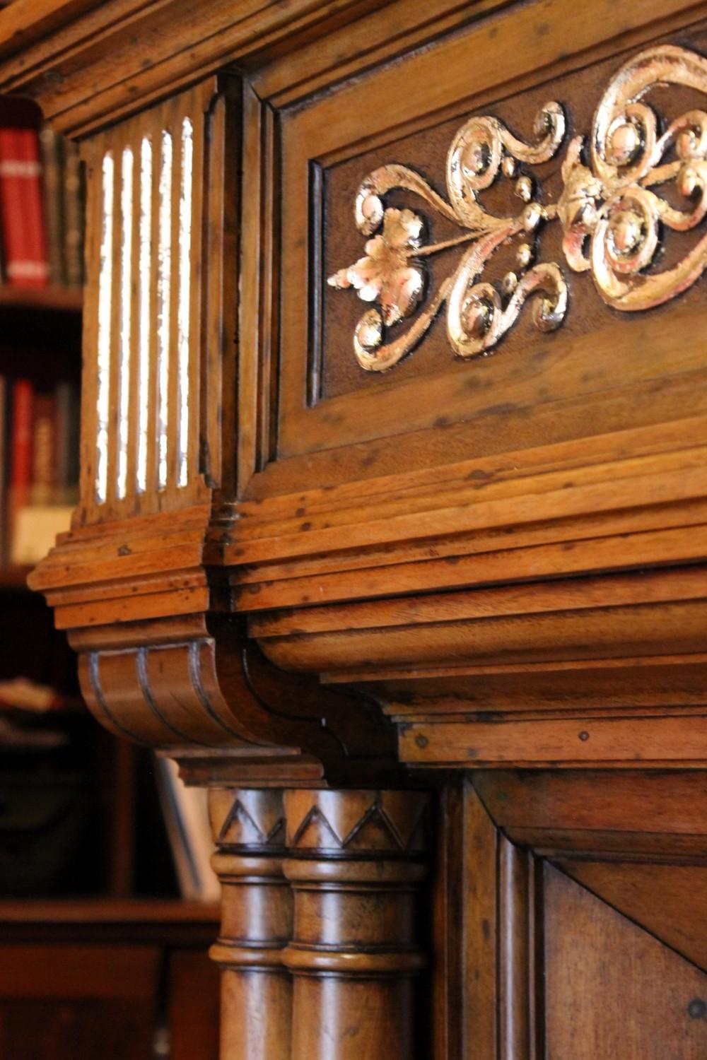Gothic Revival Carved Walnut Wood and Parcel Gilt Chimney Fireplace Mantlepiece In Good Condition In Firenze, IT