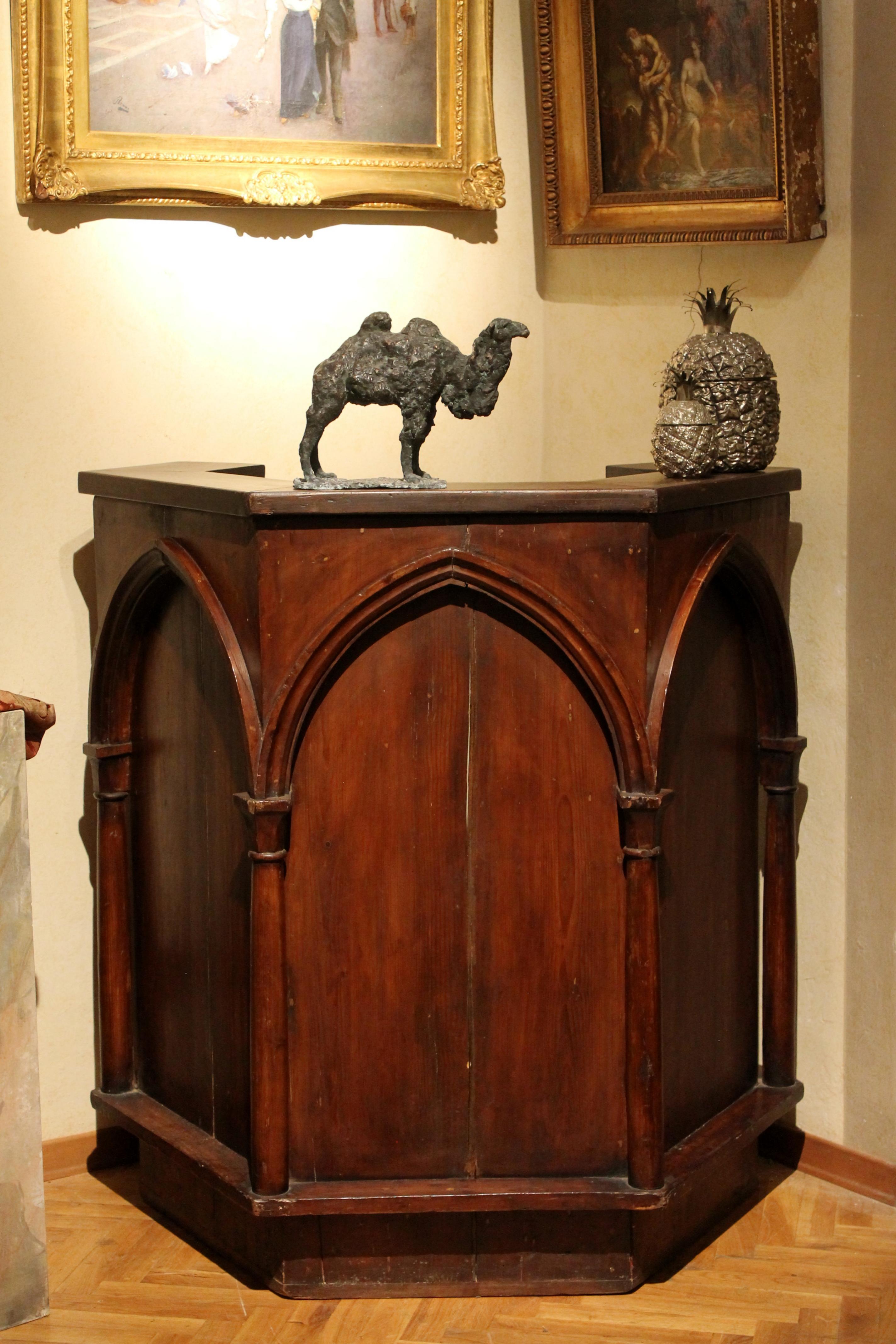 This antique Italian walnut wood pulpit is an outstanding and rare Gothic Revival piece of furniture from late 19th century architecturally shaped with columns and broken arches.
The Neo Gothic pulpit is built in the form of a pentagon made up of