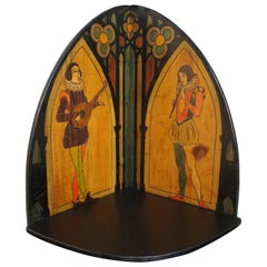Gotisch-revivalistische Eckkonsole / Regal mit handgemalten stilisierten Kirchenfenstern