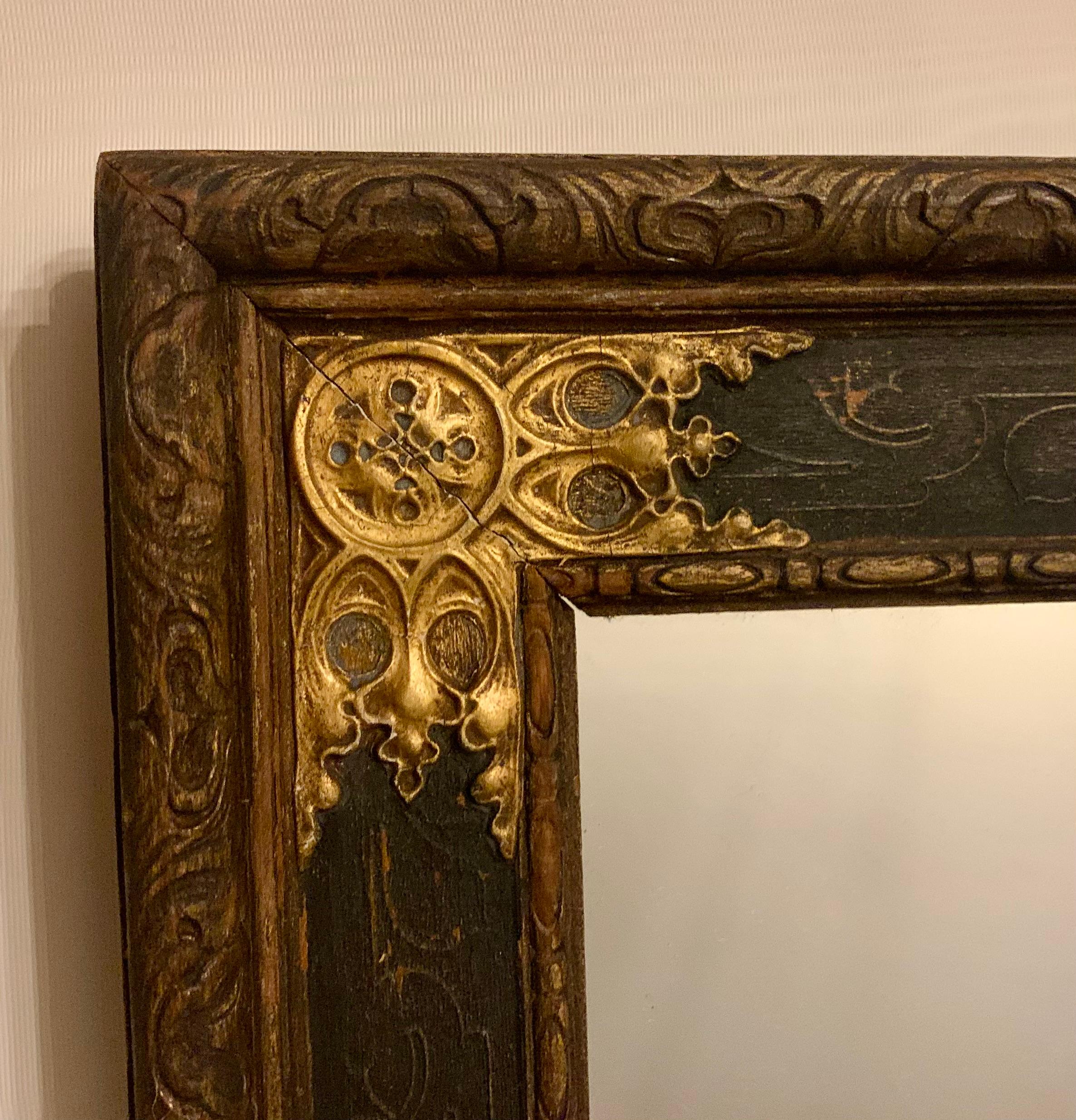 Miroir mural néo-gothique en noyer doré, antique, parcellaire, 19ème siècle, esthétique Cottagecore
Circa 1870
Les détails néo-gothiques complexes de ce miroir mural incarnent l'esthétique Cottagecore, Countrycore, Farmcore et English Country Style,