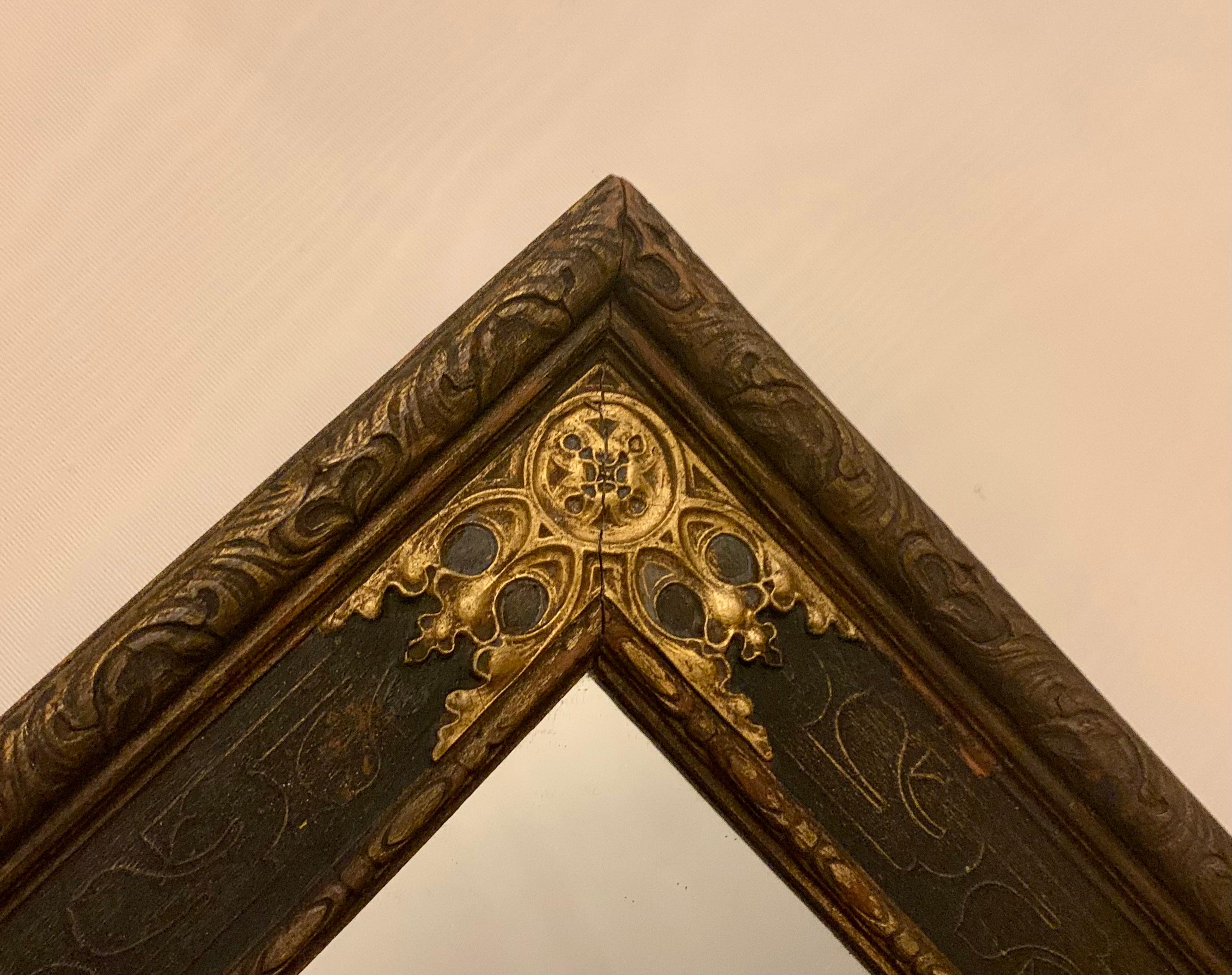 Doré Miroir mural en noyer doré de style Revive gothique, 19e siècle en vente