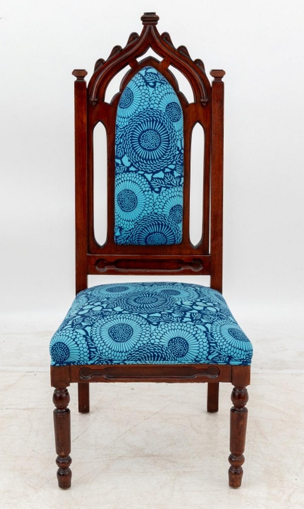 Chaise de salle néo-gothique tapissée sur mesure, avec dossier cathédrale et étiquette Oscar Deco, Inc. sur le dessous. 47