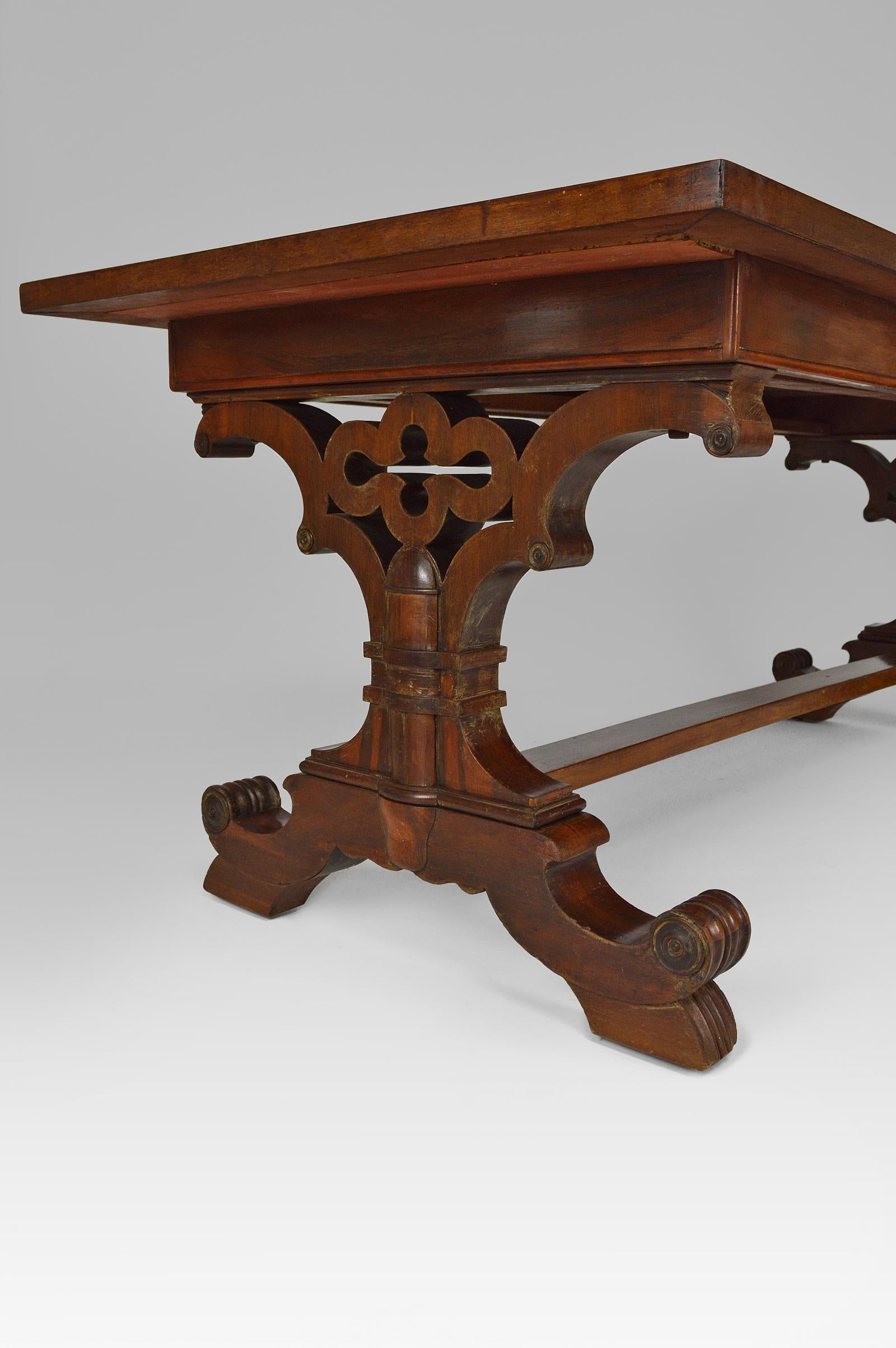 Wood Gothic Revival Dining Table in Mahogany, Victorian Era, circa 1840 For Sale