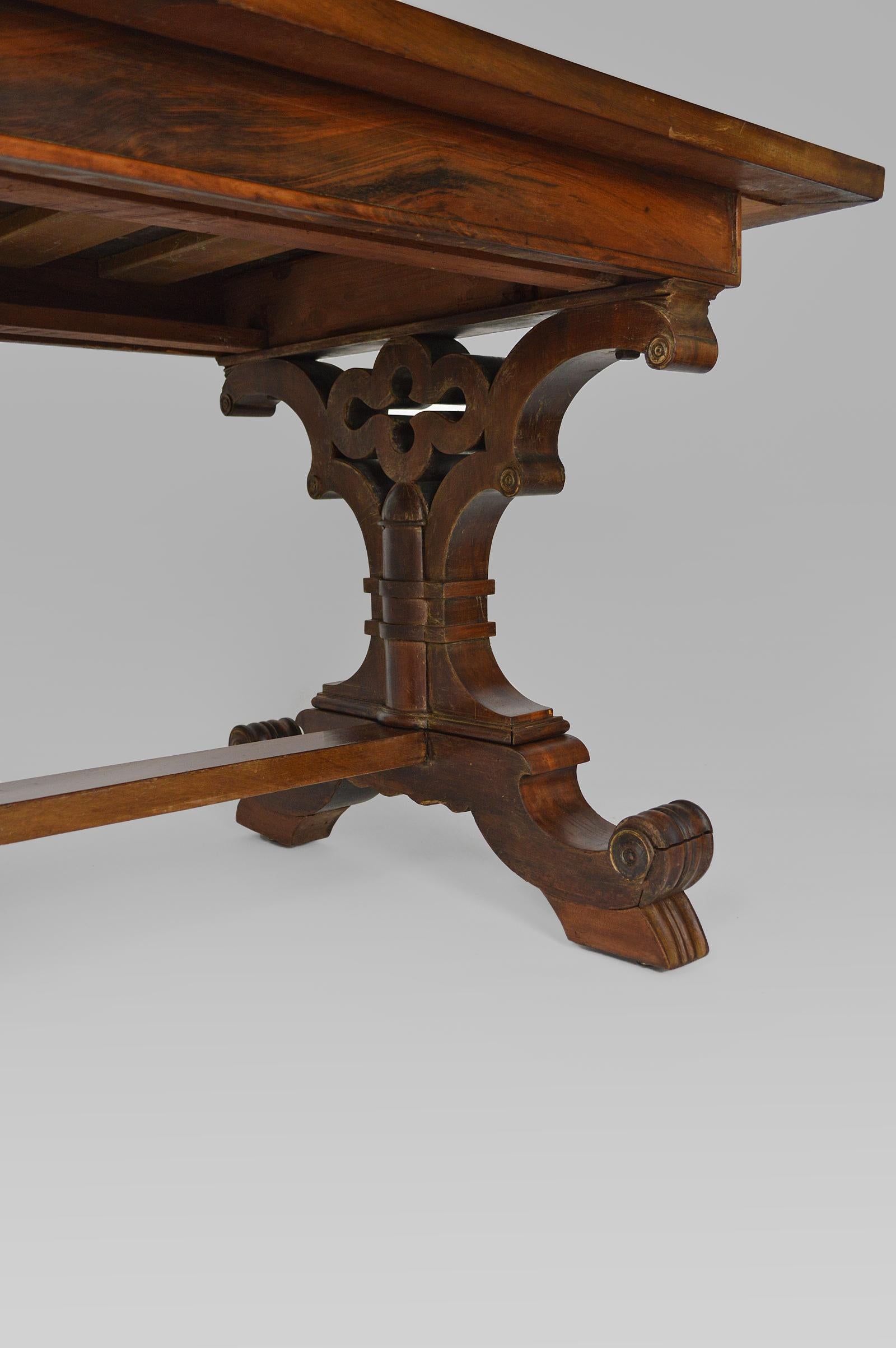 Gothic Revival Dining Table in Mahogany, Victorian Era, circa 1840 For Sale 1