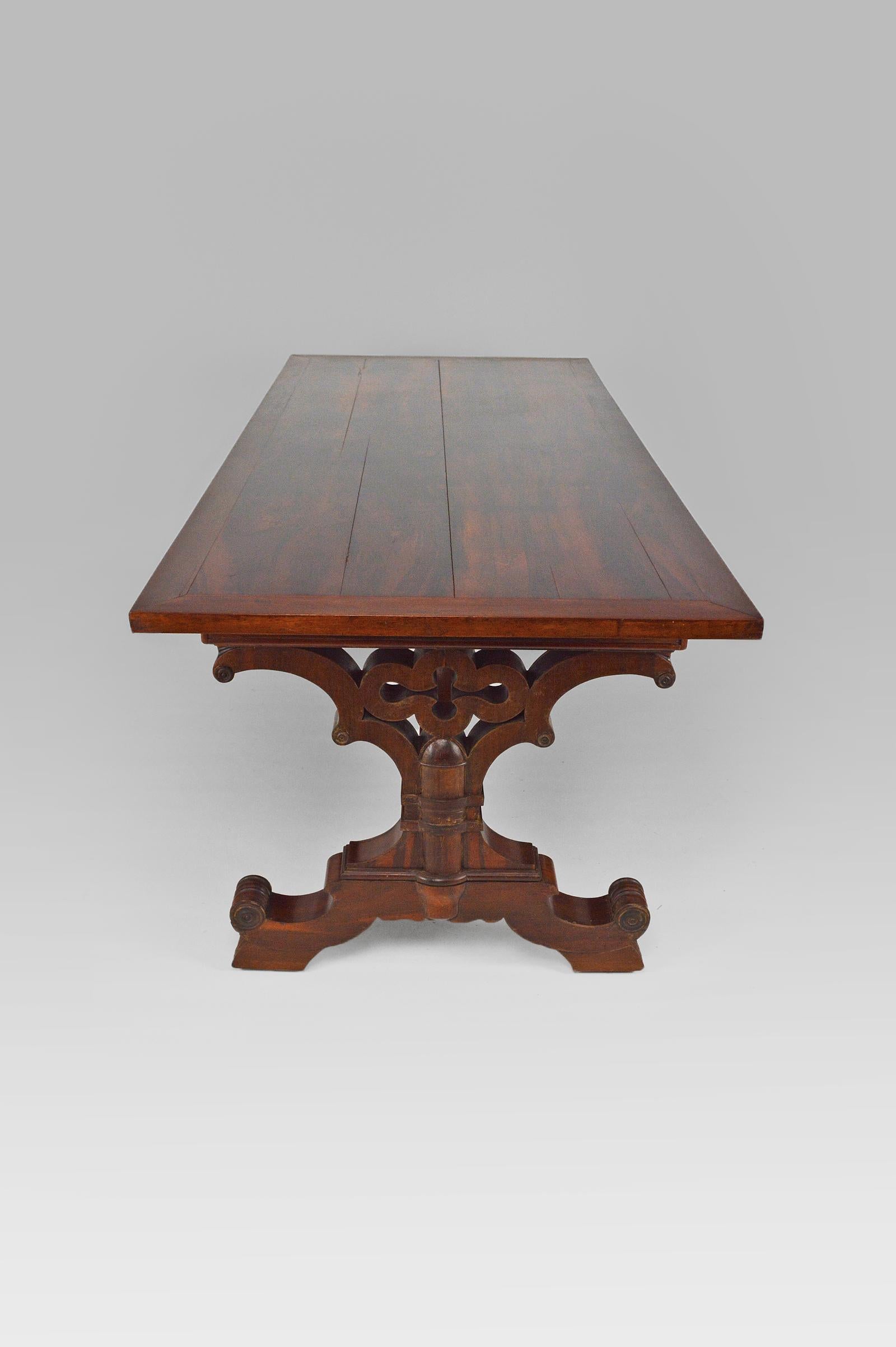 Gothic Revival Dining Table in Mahogany, Victorian Era, circa 1840 2