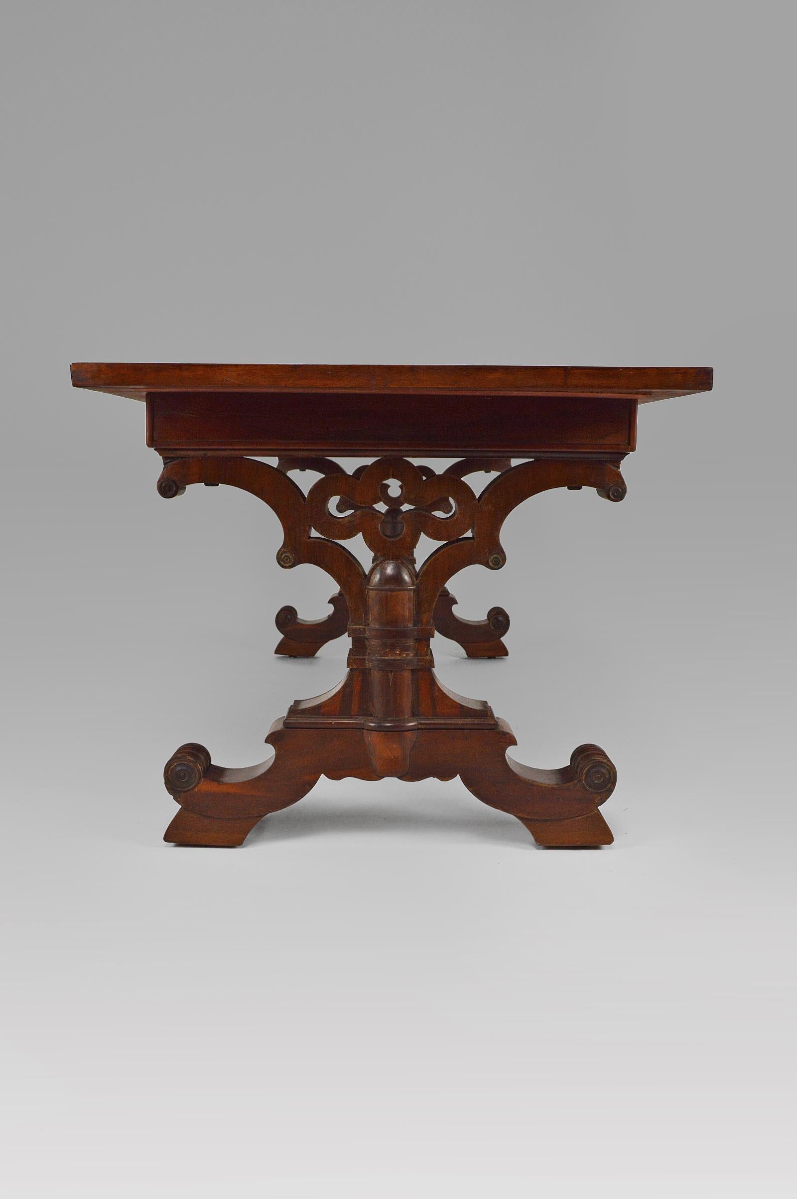 Gothic Revival Dining Table in Mahogany, Victorian Era, circa 1840 For Sale 3