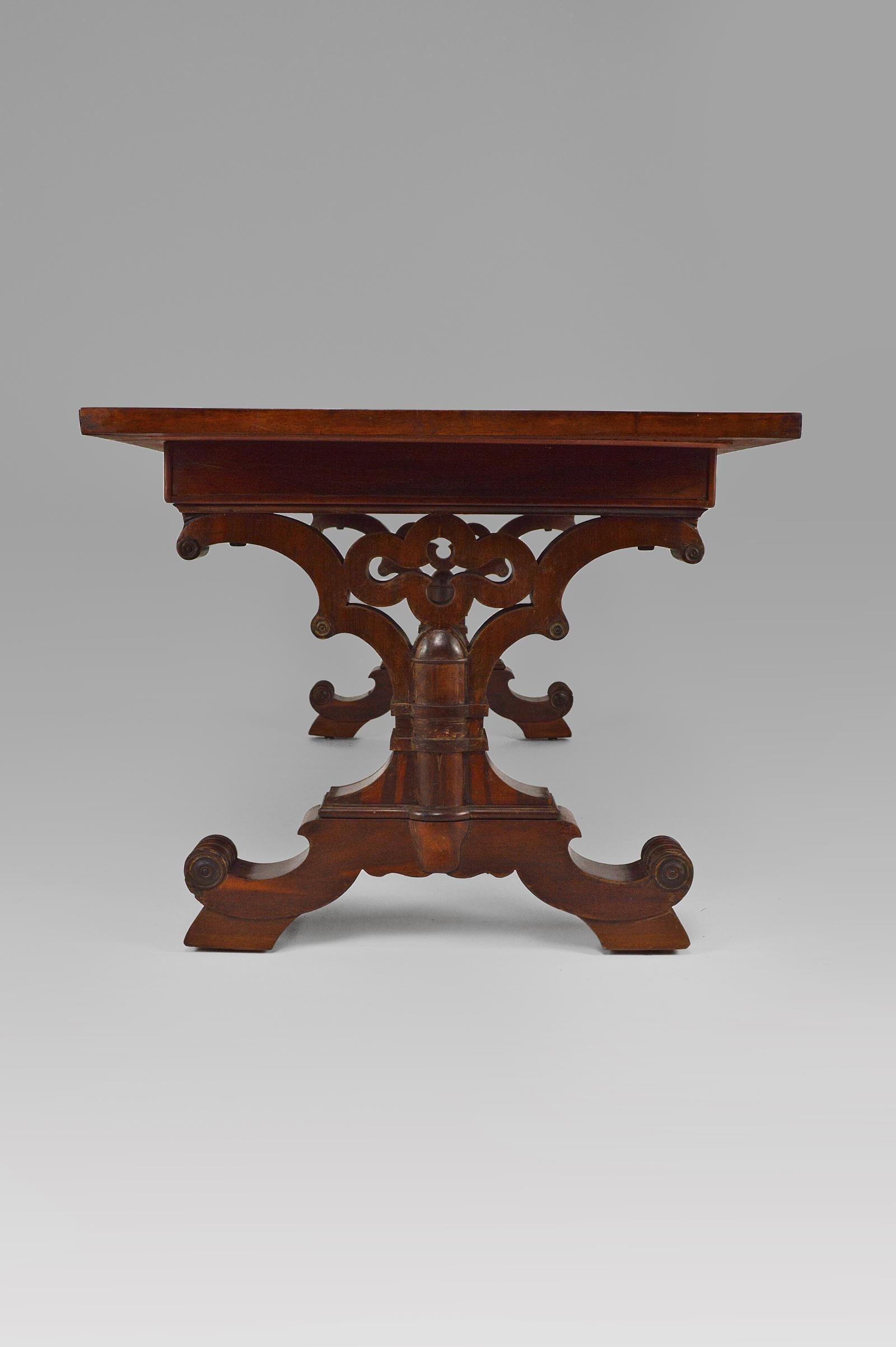 Gothic Revival Dining Table in Mahogany, Victorian Era, circa 1840 3