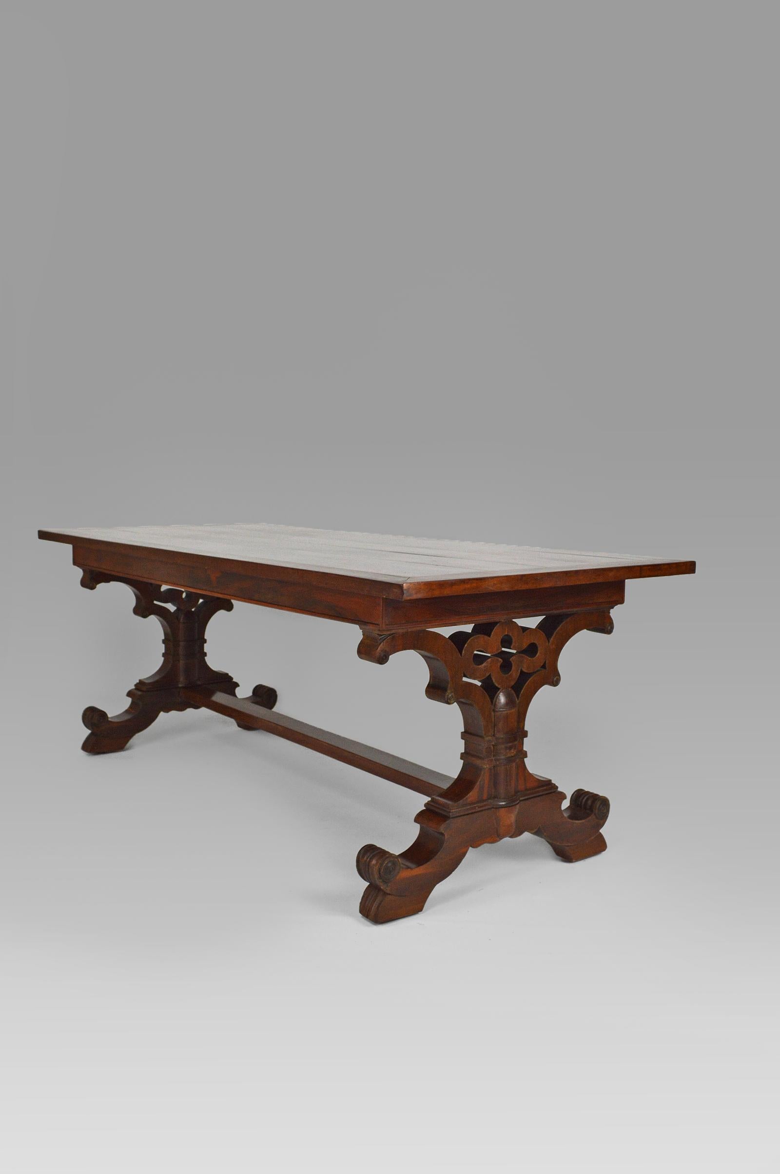 Gothic Revival Dining Table in Mahogany, Victorian Era, circa 1840 For Sale 4