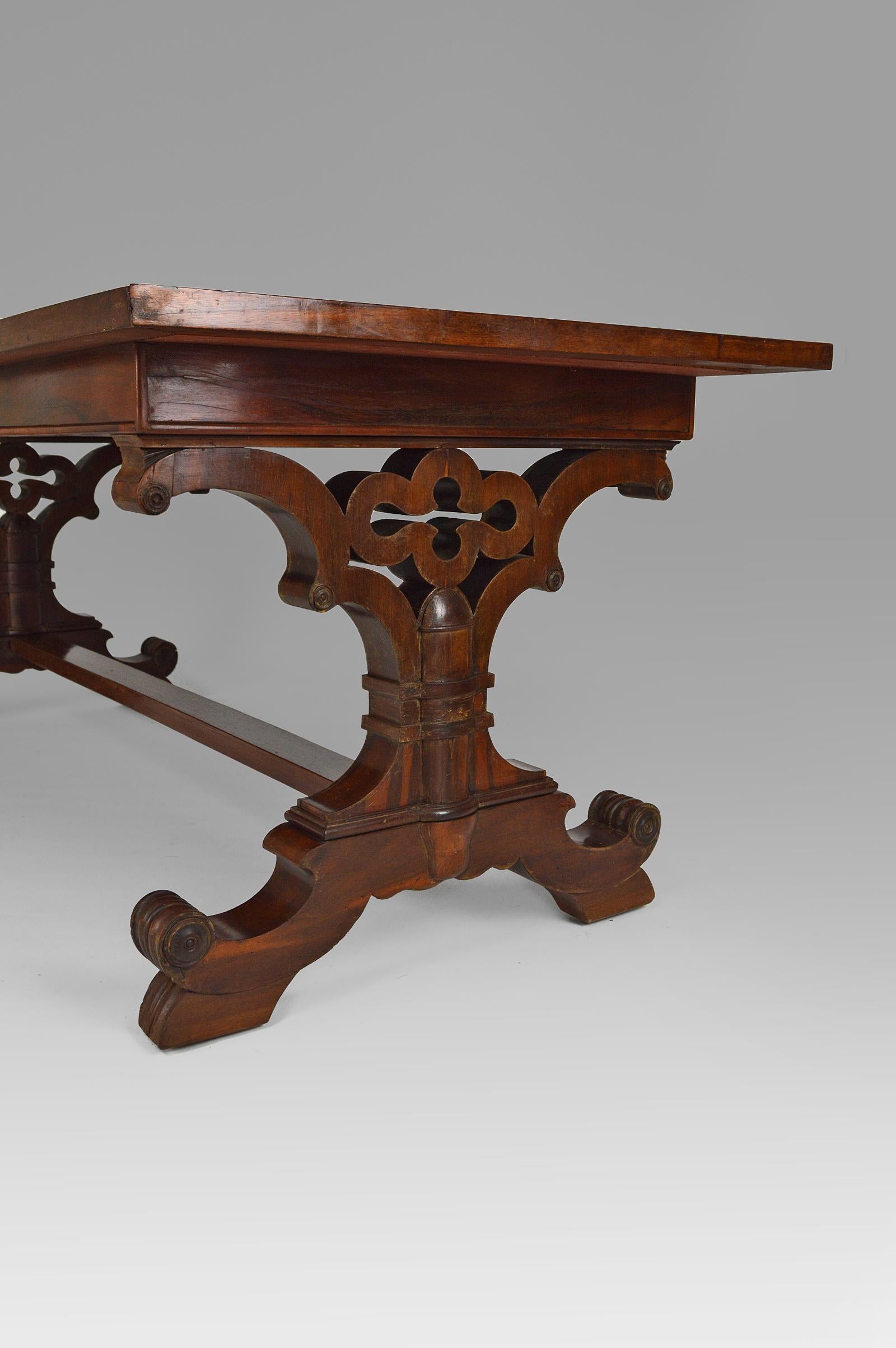 Gothic Revival Dining Table in Mahogany, Victorian Era, circa 1840 For Sale 5
