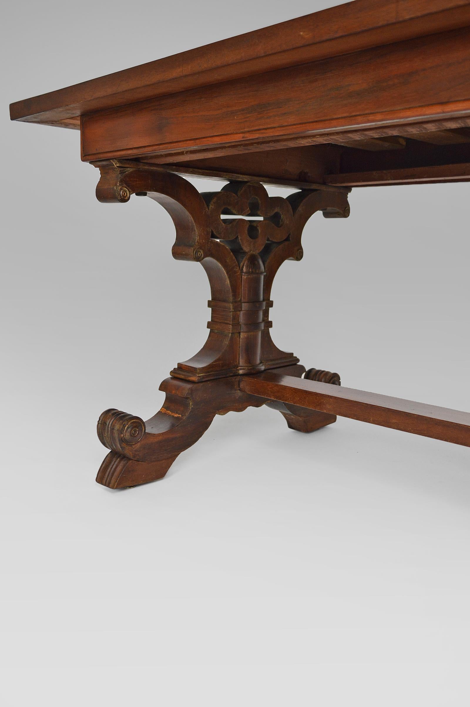 Gothic Revival Dining Table in Mahogany, Victorian Era, circa 1840 For Sale 6