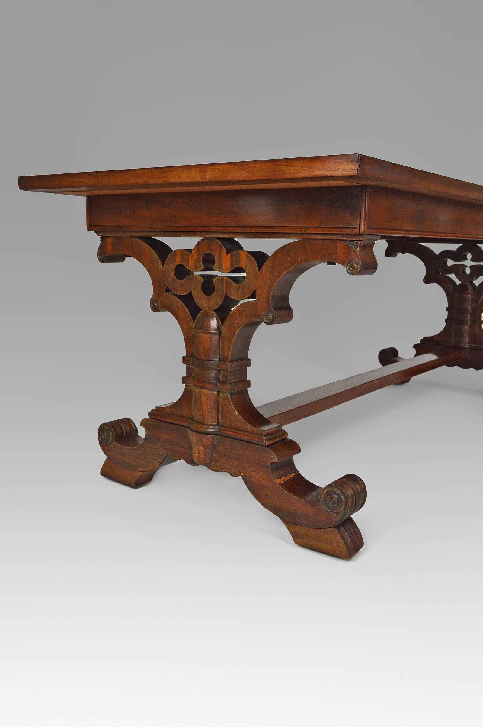 Gothic Revival Dining Table in Mahogany, Victorian Era, circa 1840 For Sale 8