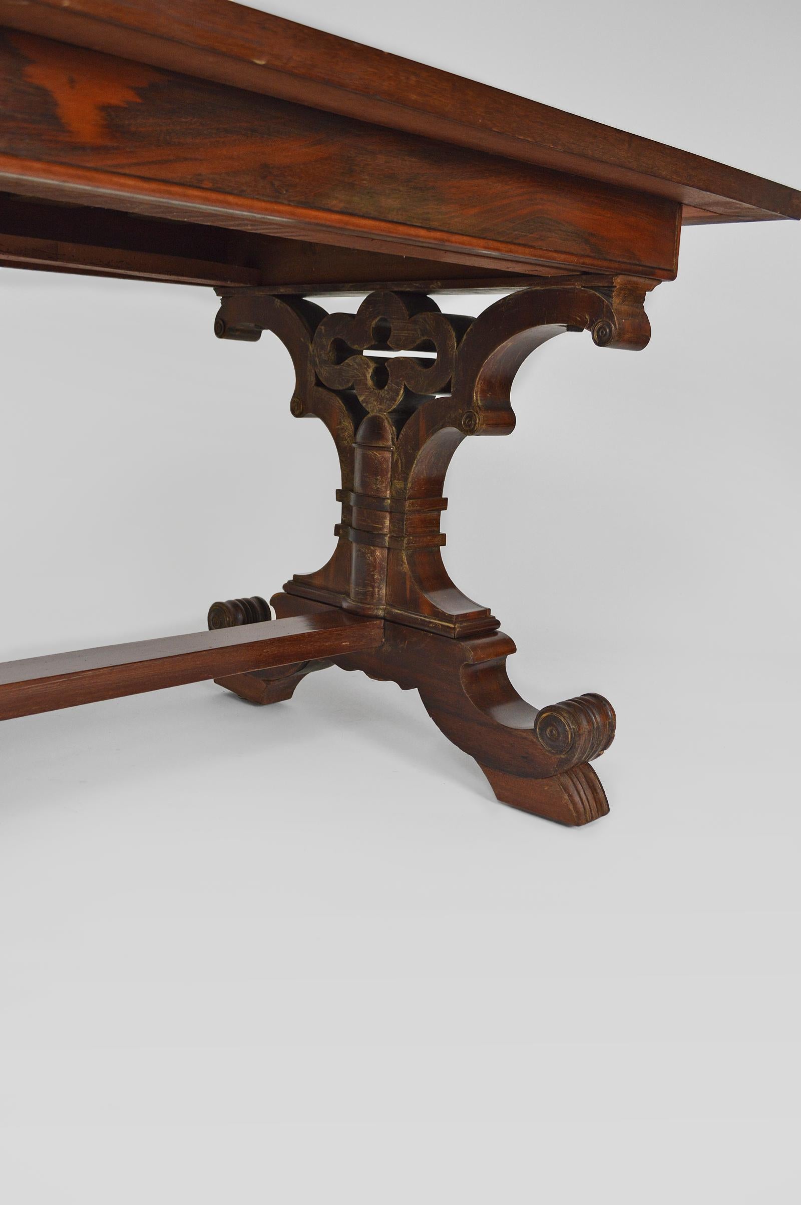 Gothic Revival Dining Table in Mahogany, Victorian Era, circa 1840 For Sale 9