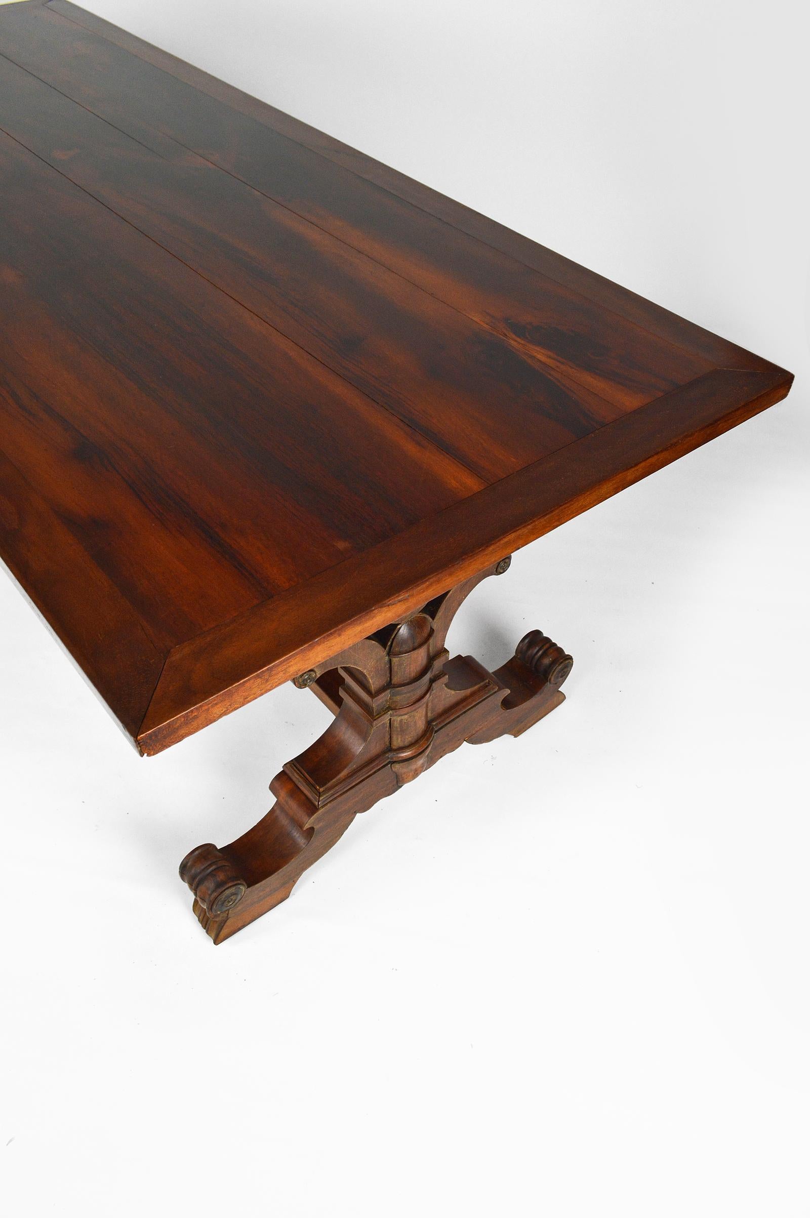 British Gothic Revival Dining Table in Mahogany, Victorian Era, circa 1840 For Sale