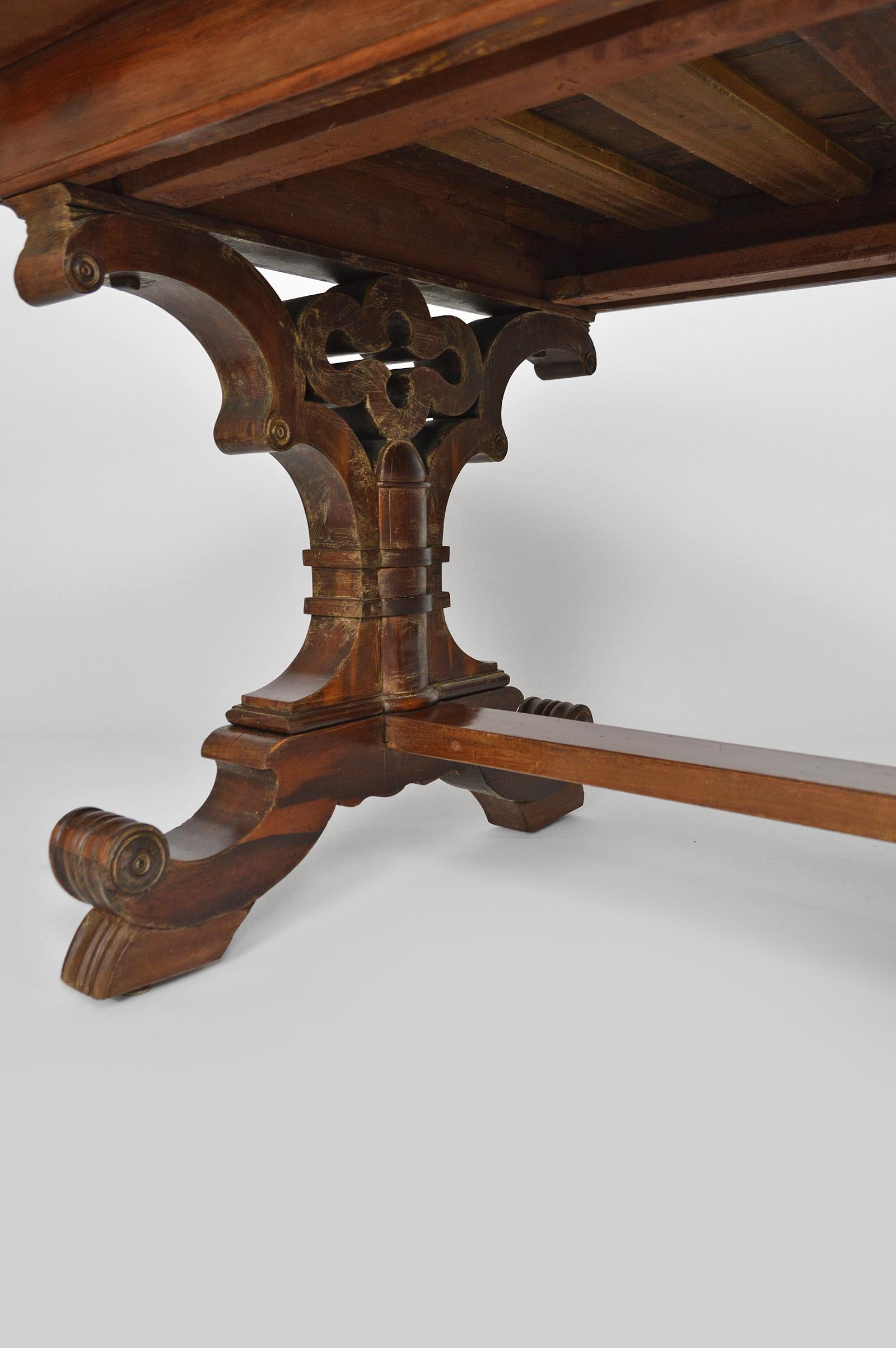 Carved Gothic Revival Dining Table in Mahogany, Victorian Era, circa 1840 For Sale