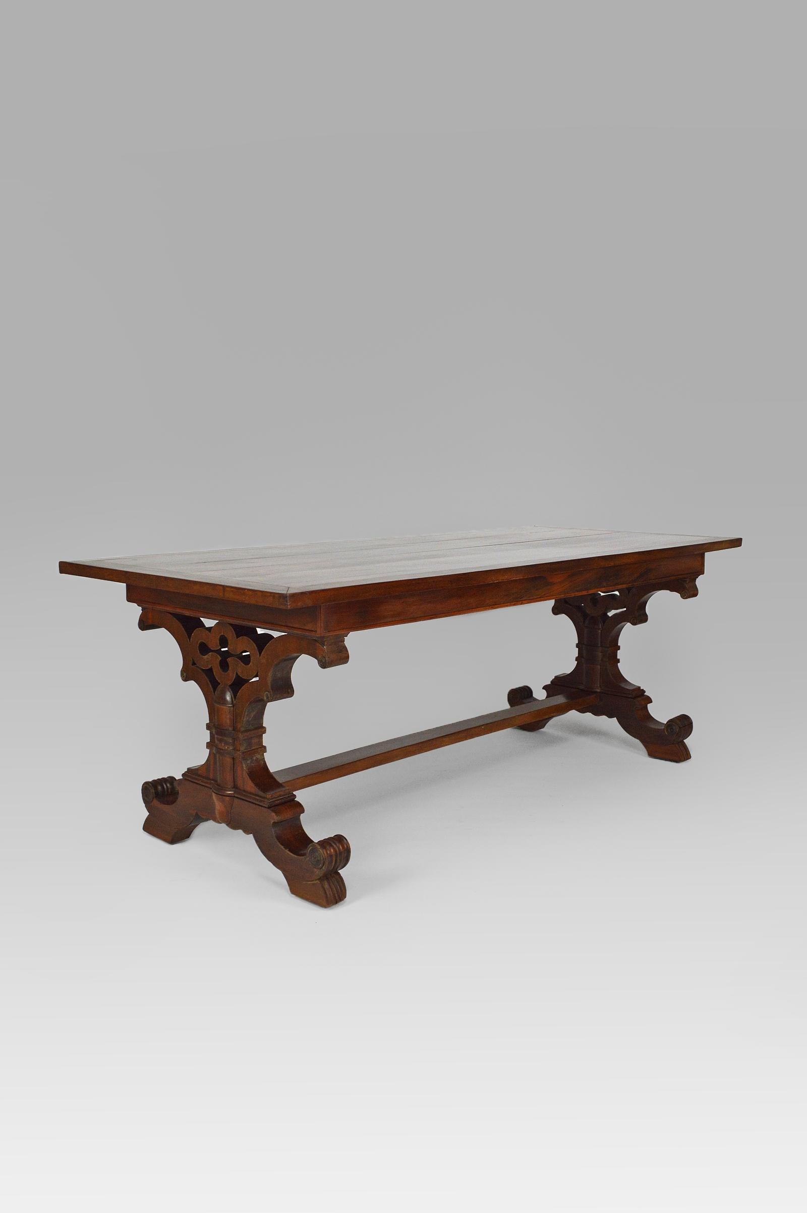 Gothic Revival Dining Table in Mahogany, Victorian Era, circa 1840 In Good Condition For Sale In VÉZELAY, FR