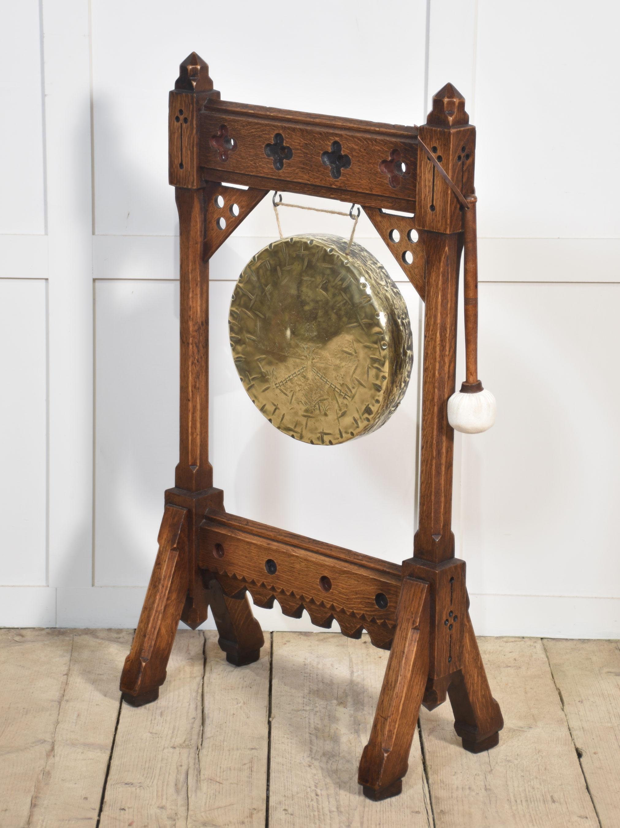 Gong de table de style Revive gothique en vente 4