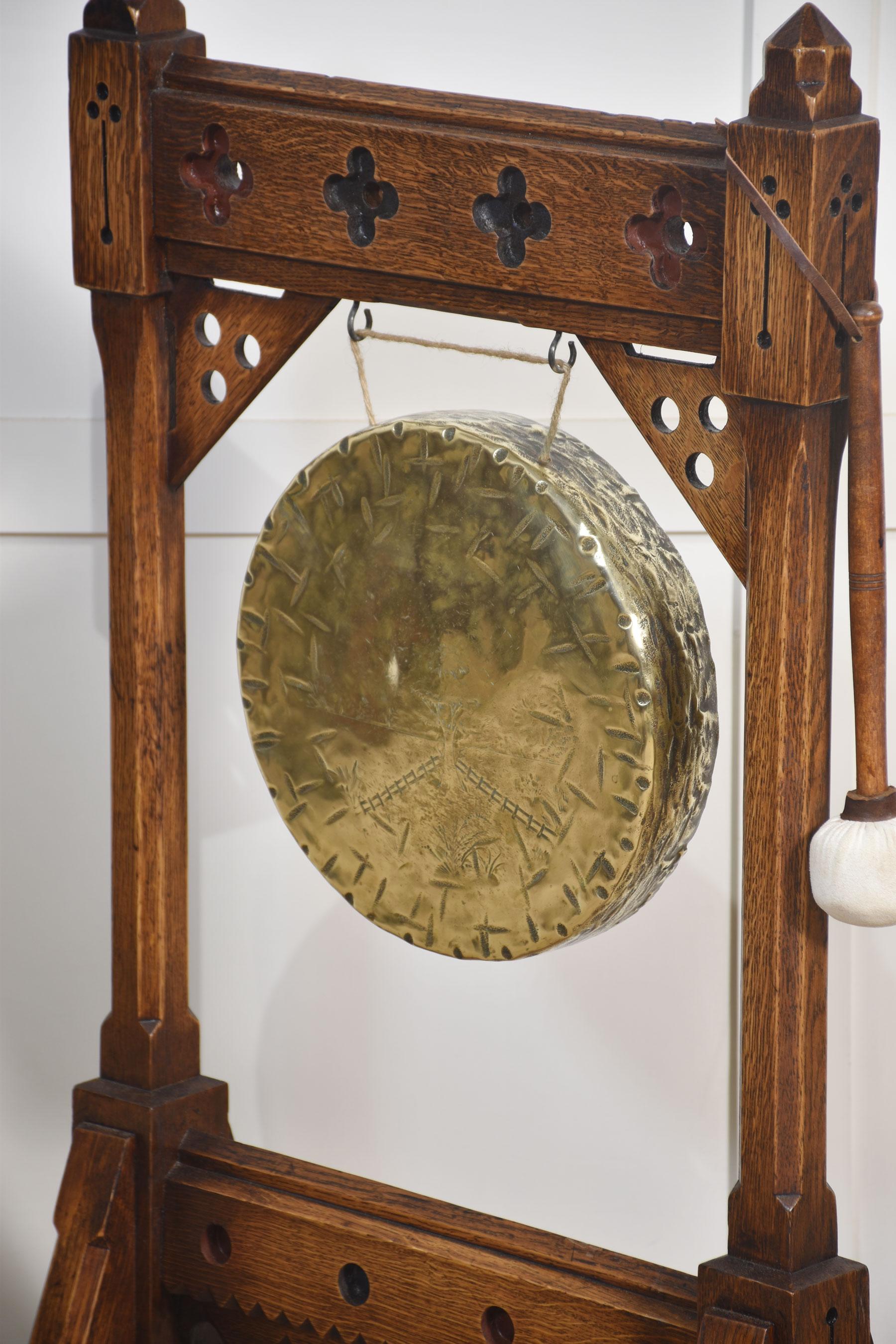 Gong de table de style Revive gothique en vente 5