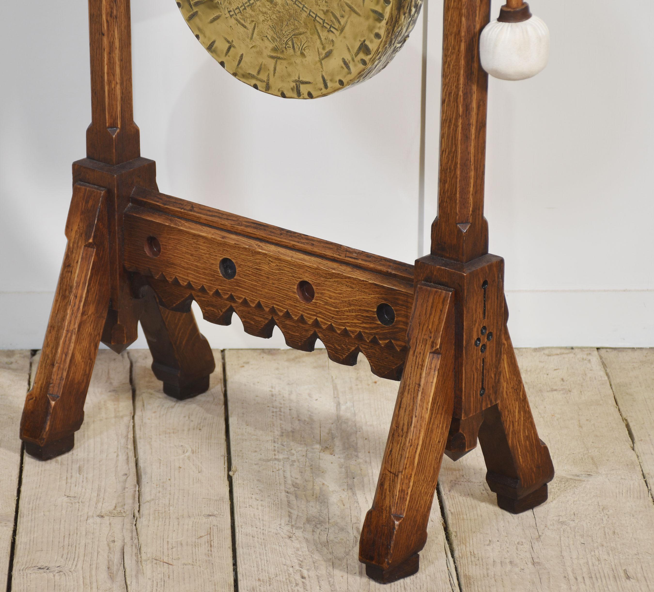 Gong de table de style Revive gothique en vente 6