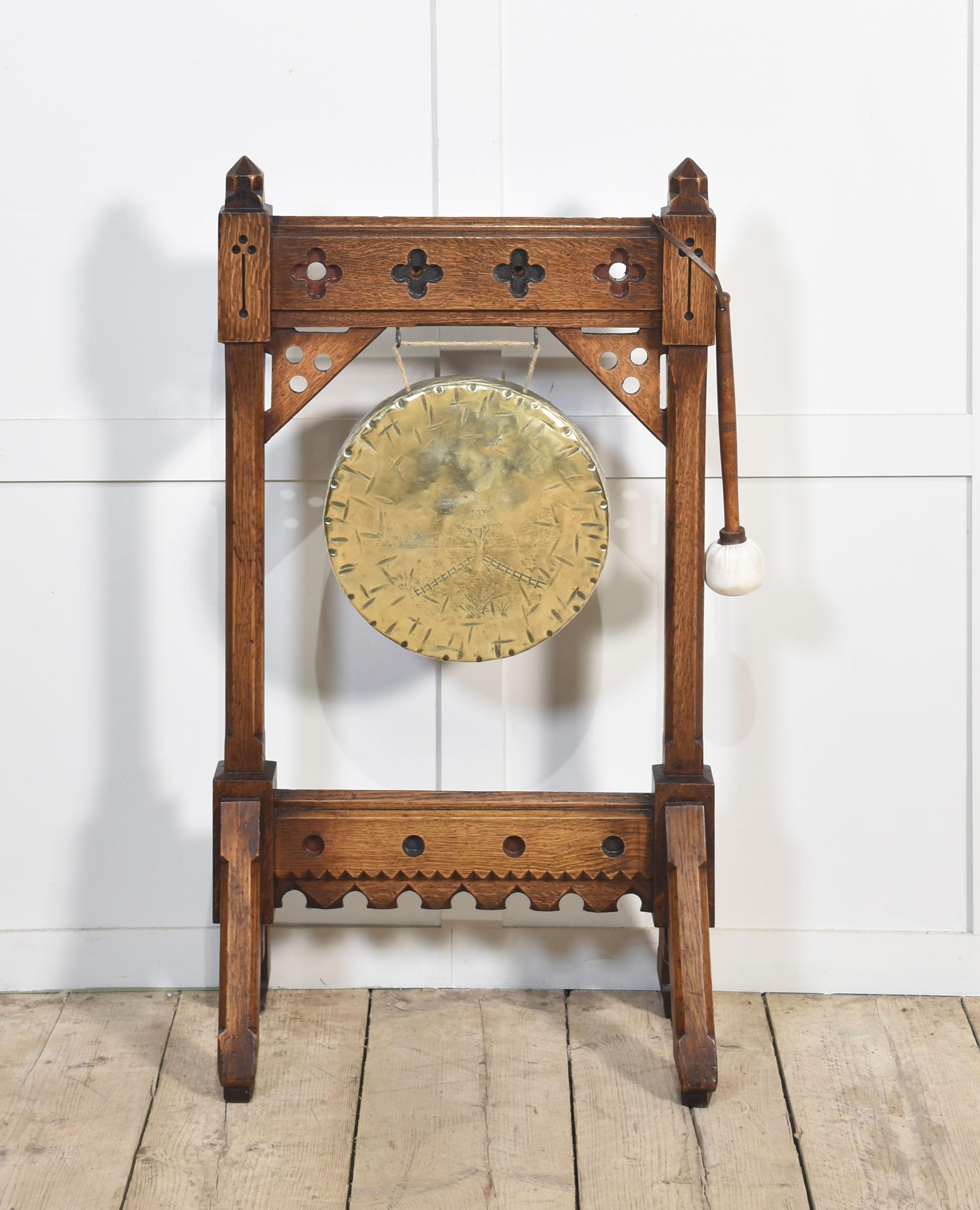 Gong de table de style néo-gothique, dans le style de Bruce Talbert. Cadre en chêne, gong en laiton et batteur.
Dimensions
Hauteur 39 pouces
Largeur 21 pouces
Profondeur 11,5 pouces