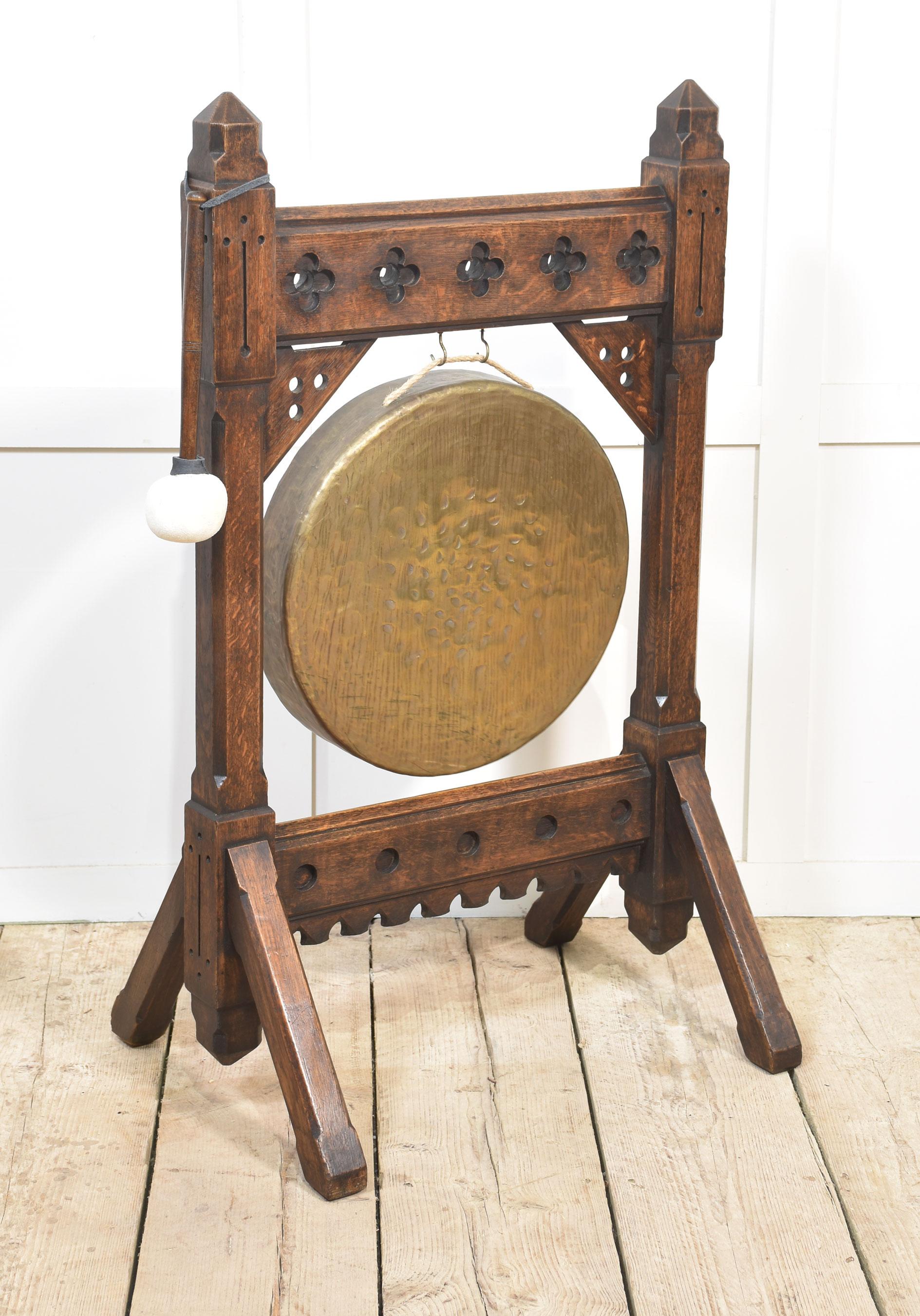 Gong da pranzo in stile gotico revival, nello stile di Bruce Talbert. Con telaio in Oak, gong in ottone e battipanni.
Dimensioni
Altezza 41,5 pollici
Larghezza 24,5 pollici
Profondità 18,5 pollici
