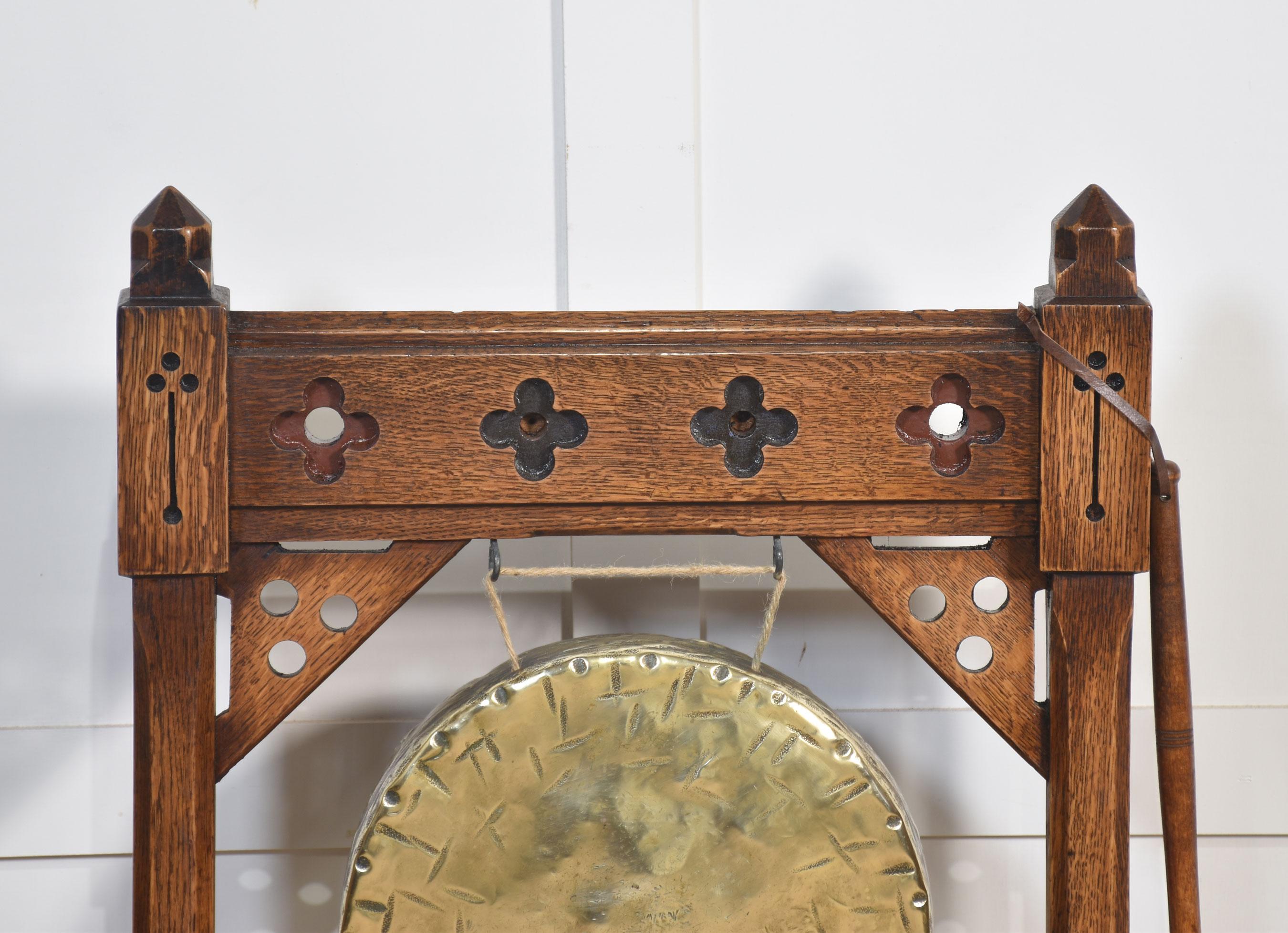 Britannique Gong de table de style Revive gothique en vente