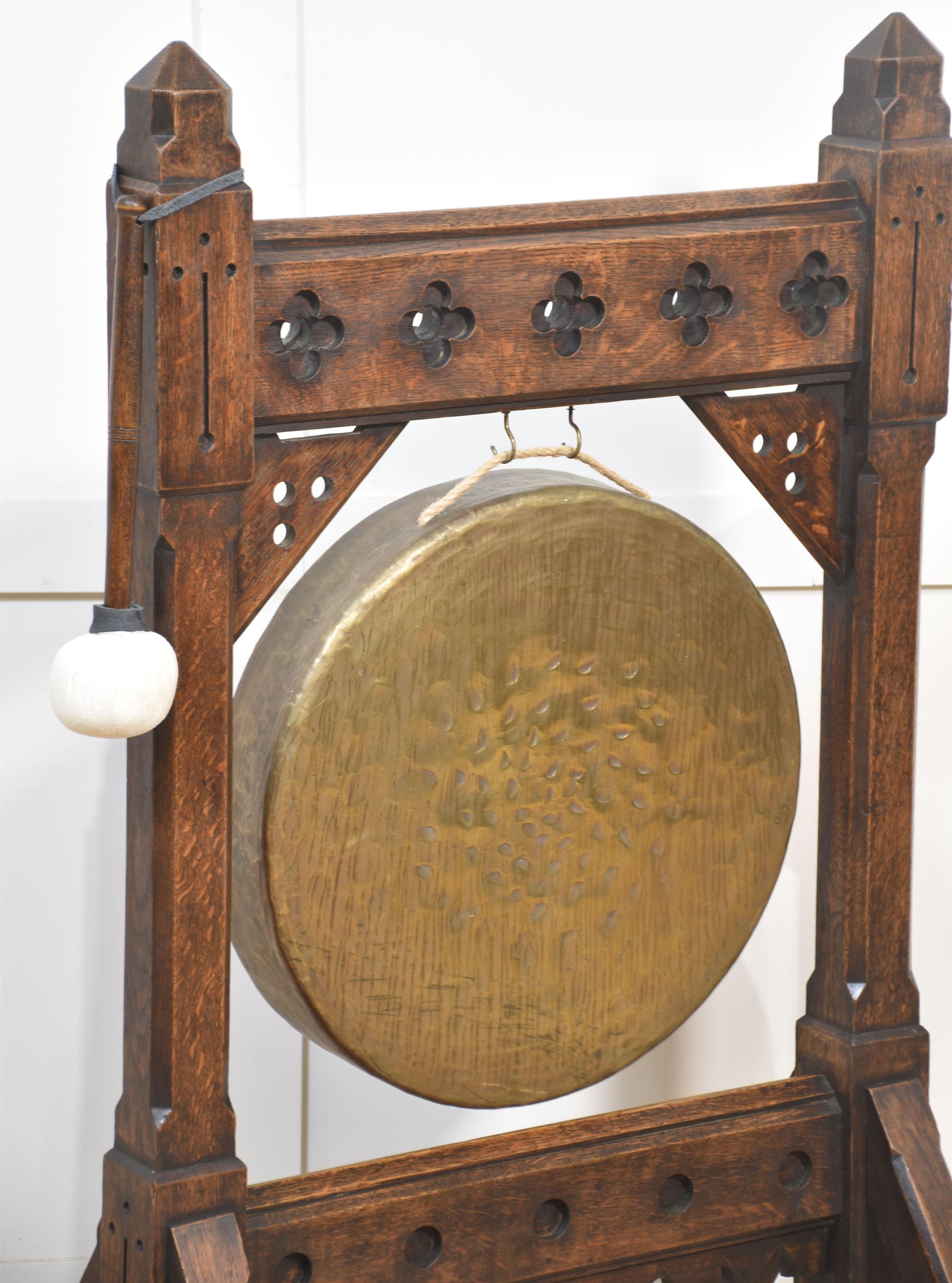 Gong da pranzo in stile gotico revival In condizioni buone in vendita a Cheshire, GB