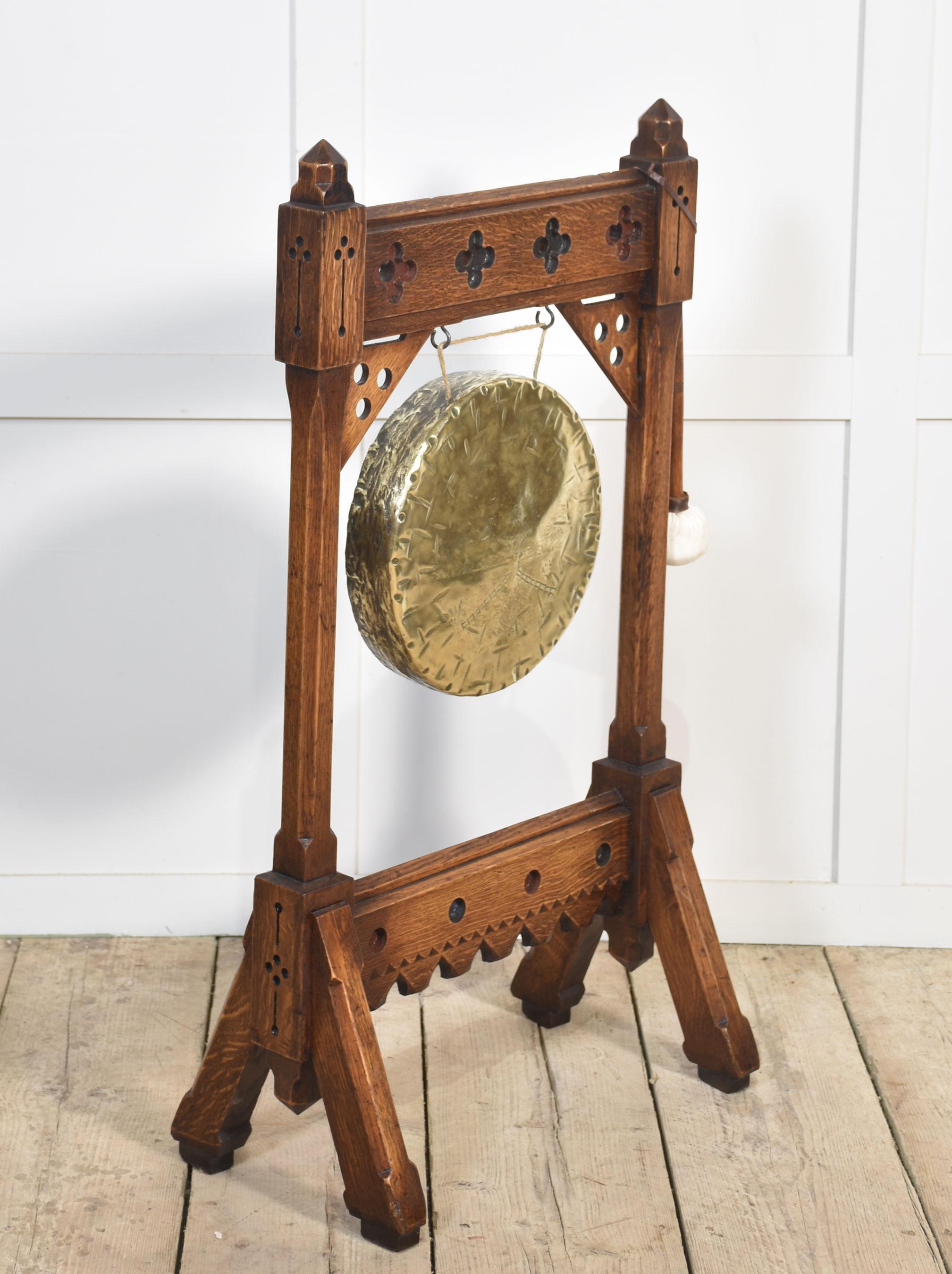 20ième siècle Gong de table de style Revive gothique en vente