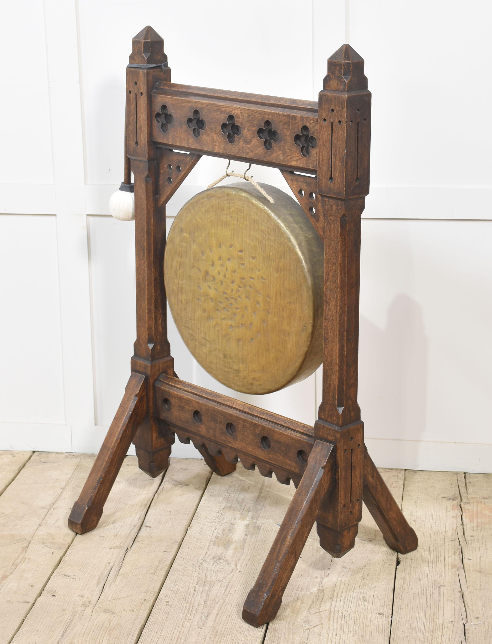Quercia Gong da pranzo in stile gotico revival in vendita