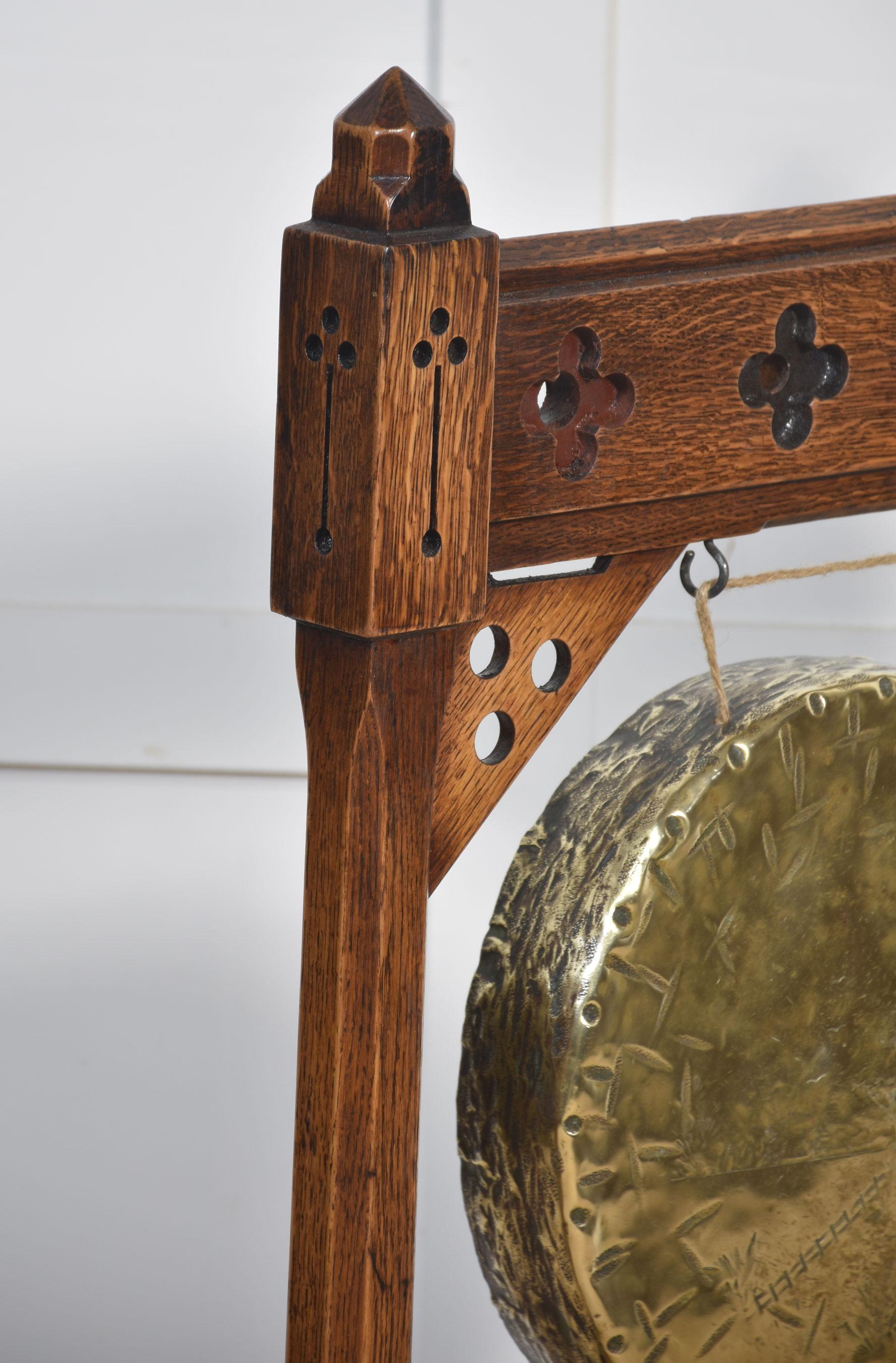 Gong de table de style Revive gothique en vente 2