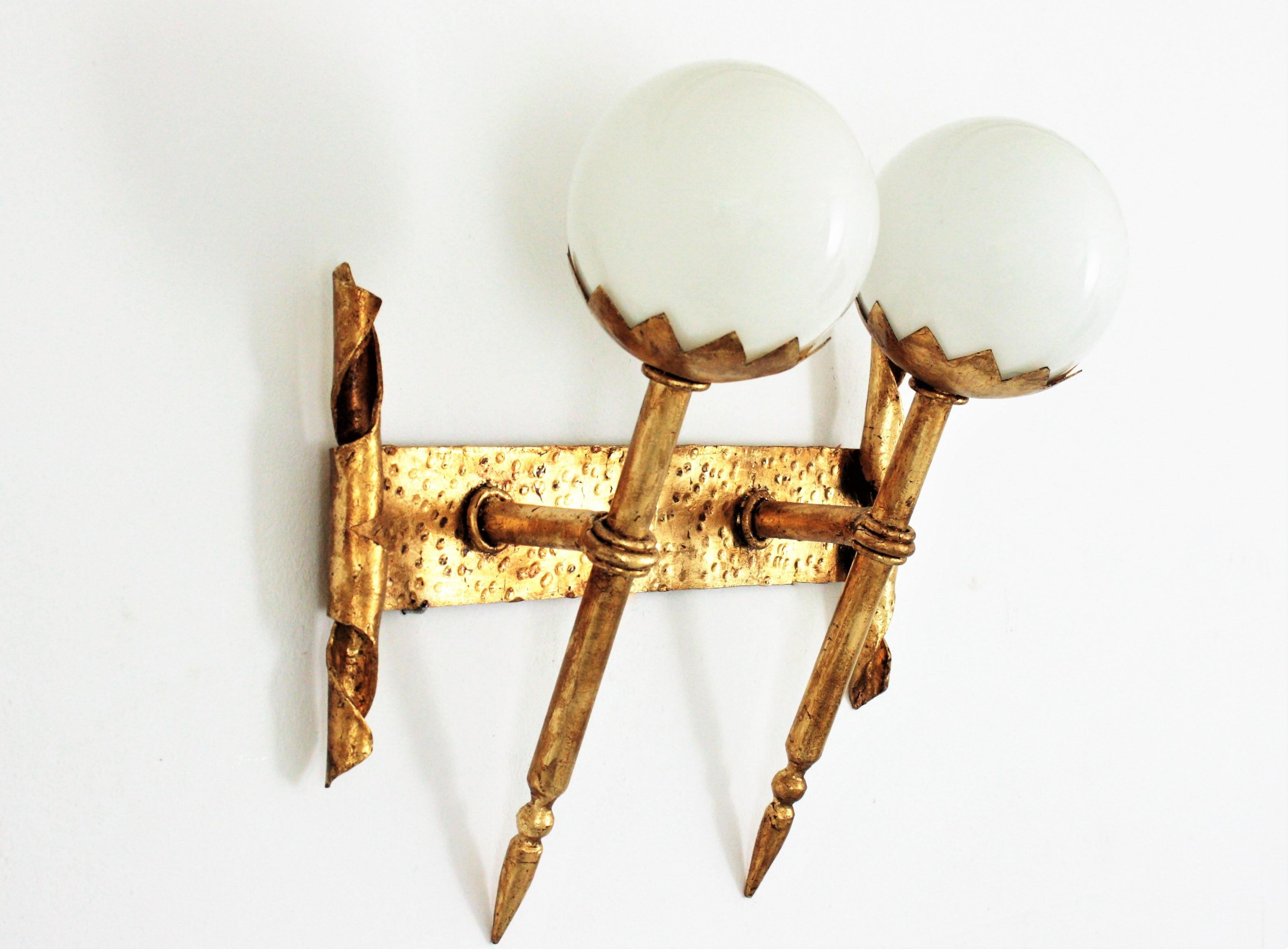 Aplique de Dos Antorchas Estilo Gótico Español en Hierro Dorado con Globos de Vidrio Lácteo siglo XX en venta