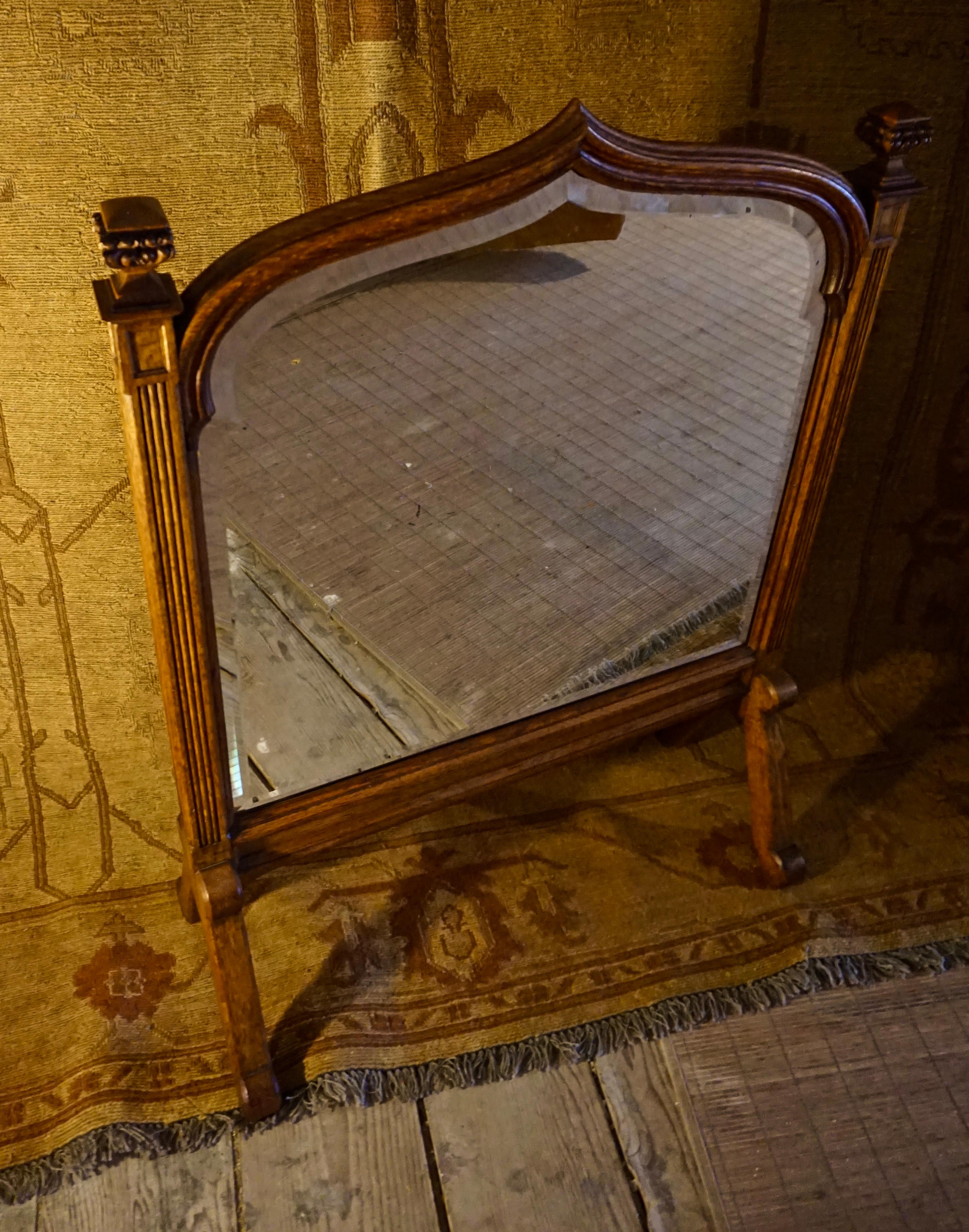Neugotik-Revival-Spiegel aus englischer Eiche in geschwungener Schildform mit Endstücken (Geschnitzt) im Angebot