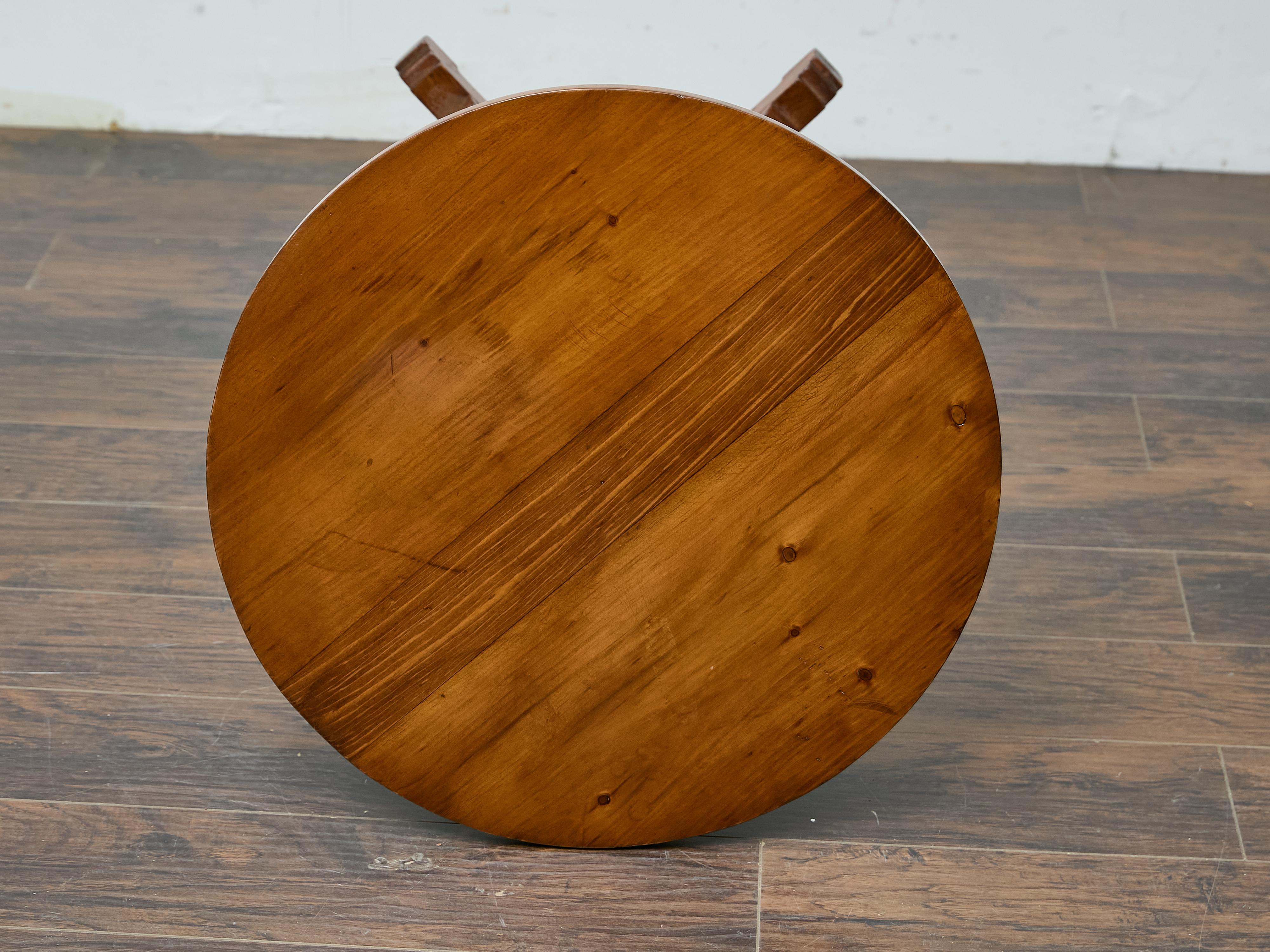 Table tripode en pin anglais de style néo-gothique avec base à volutes, 19e siècle en vente 2