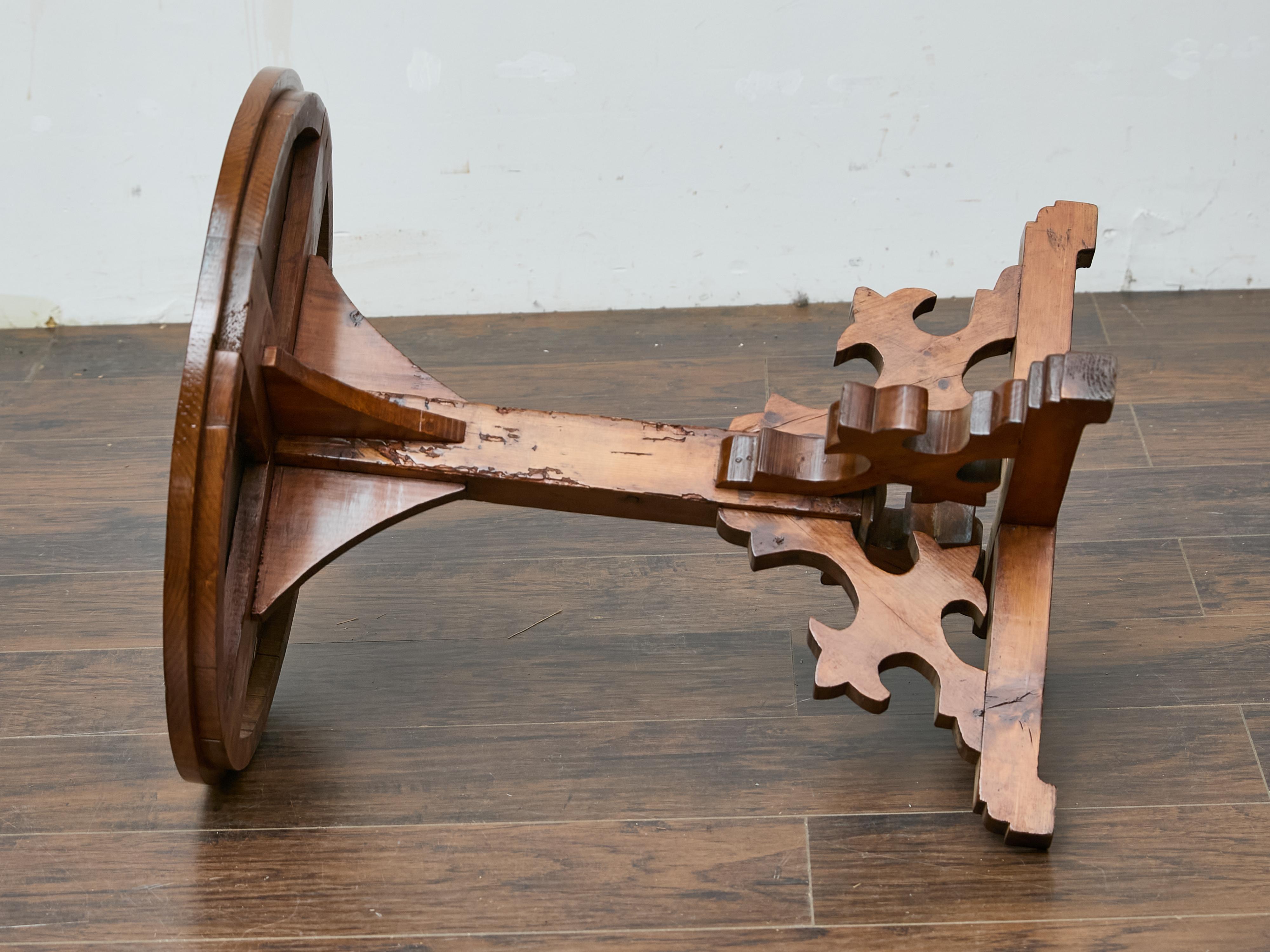 Table tripode en pin anglais de style néo-gothique avec base à volutes, 19e siècle en vente 3