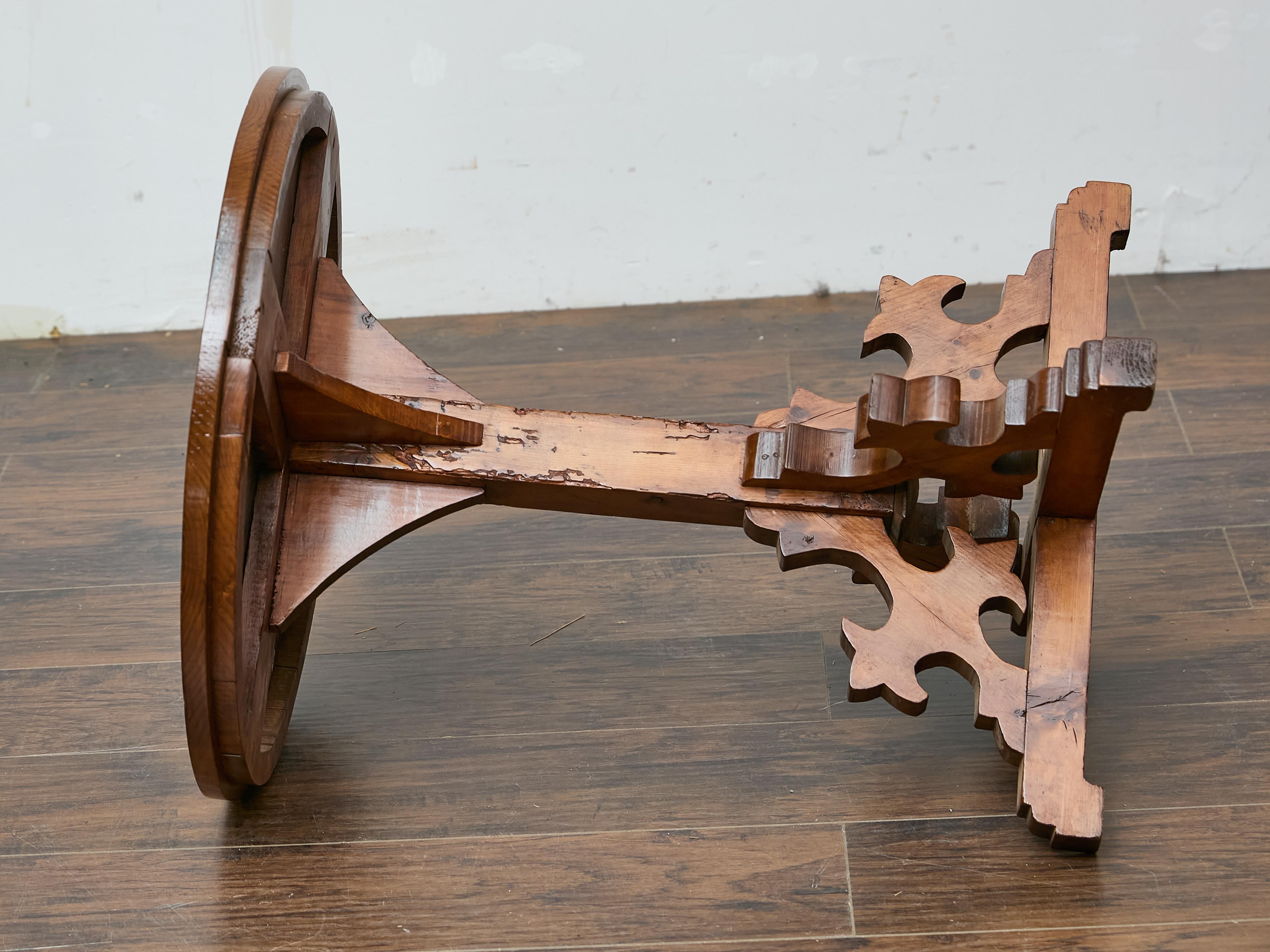 Table tripode en pin anglais de style néo-gothique avec base à volutes, 19e siècle en vente 4