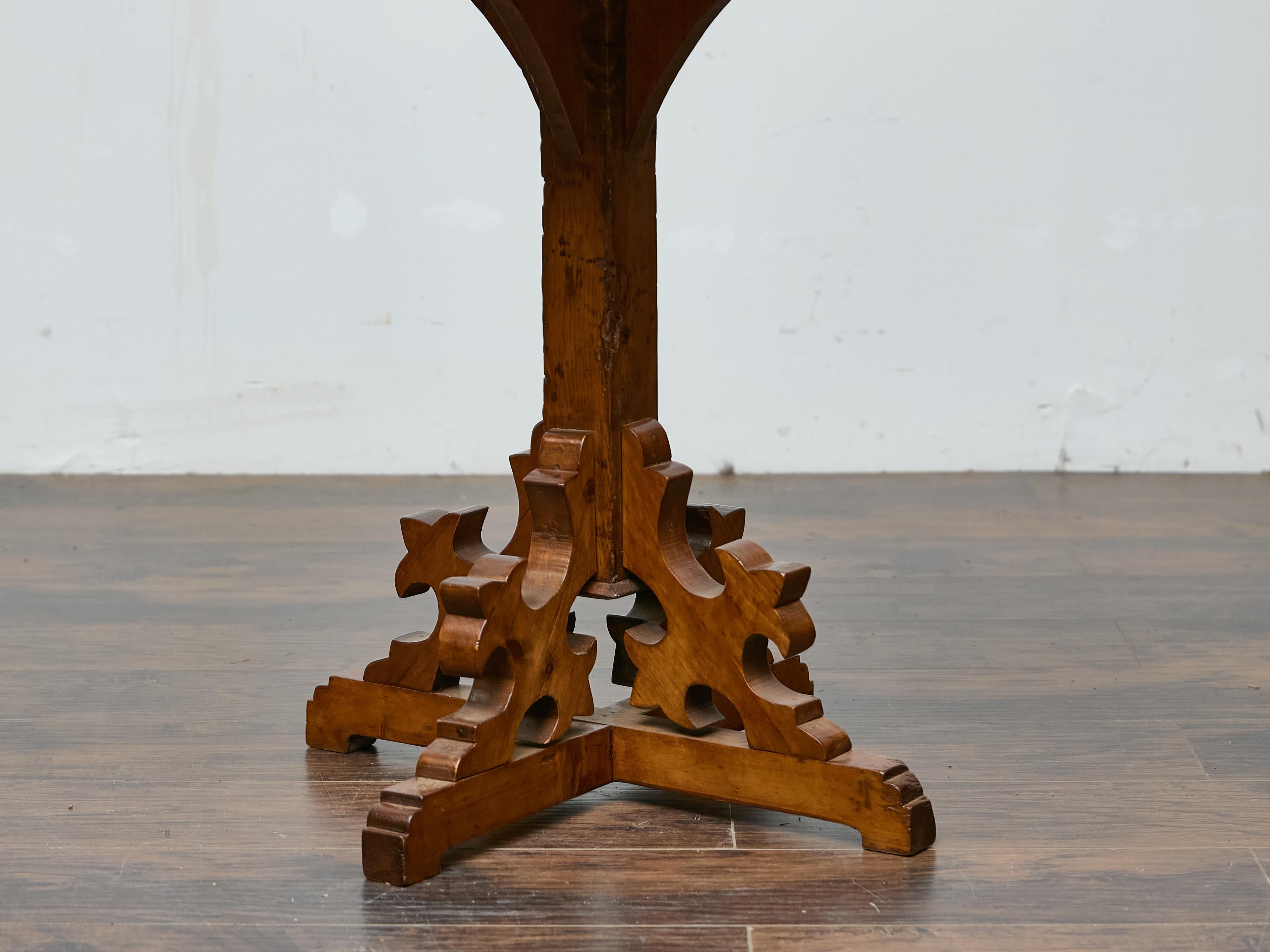 Néo-gothique Table tripode en pin anglais de style néo-gothique avec base à volutes, 19e siècle en vente