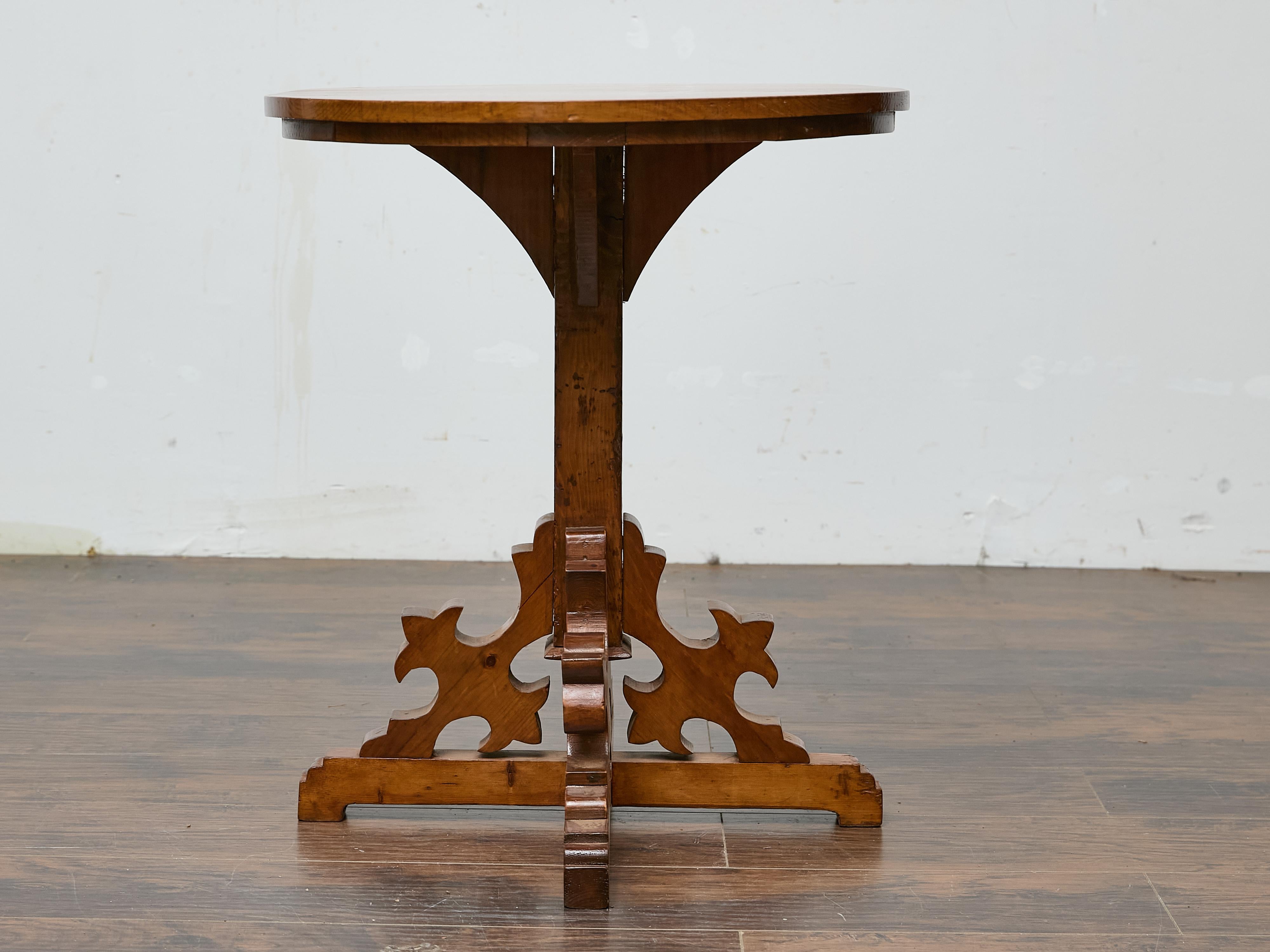 Anglais Table tripode en pin anglais de style néo-gothique avec base à volutes, 19e siècle en vente