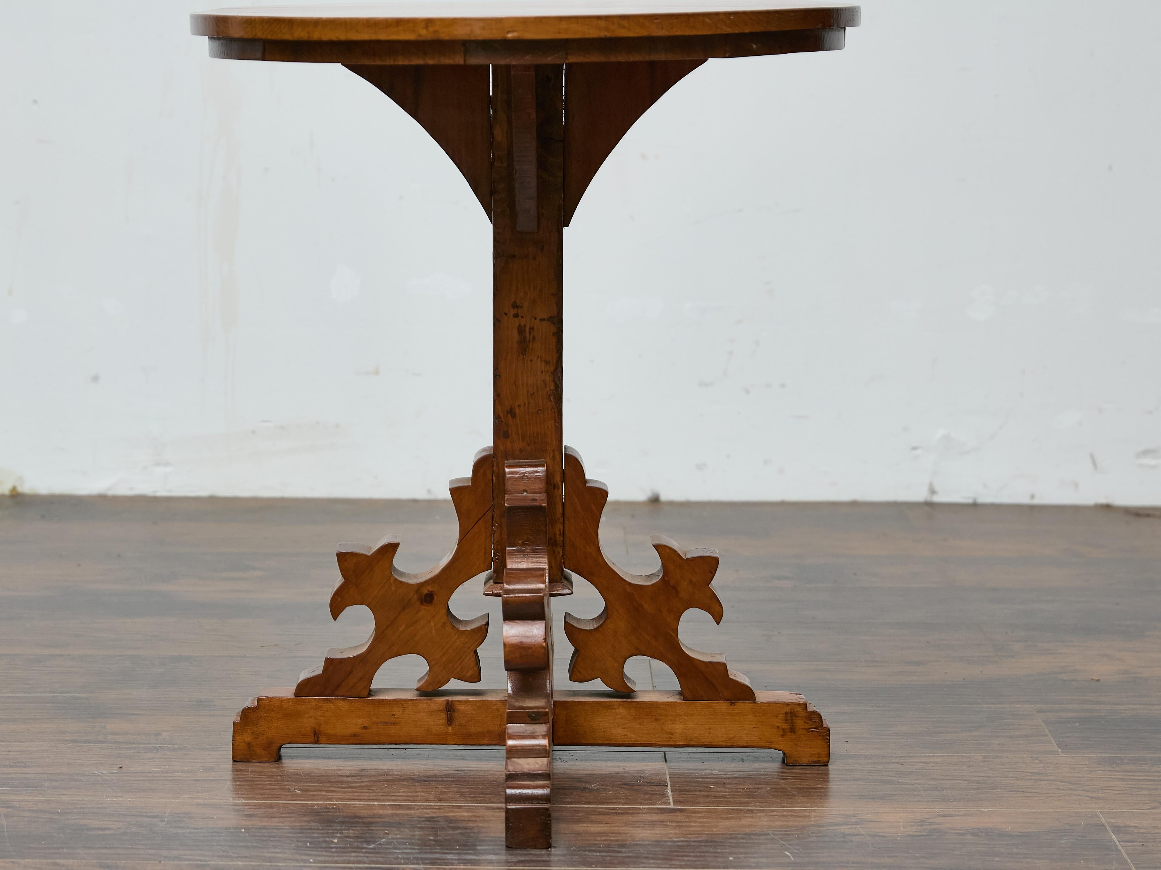 Sculpté Table tripode en pin anglais de style néo-gothique avec base à volutes, 19e siècle en vente